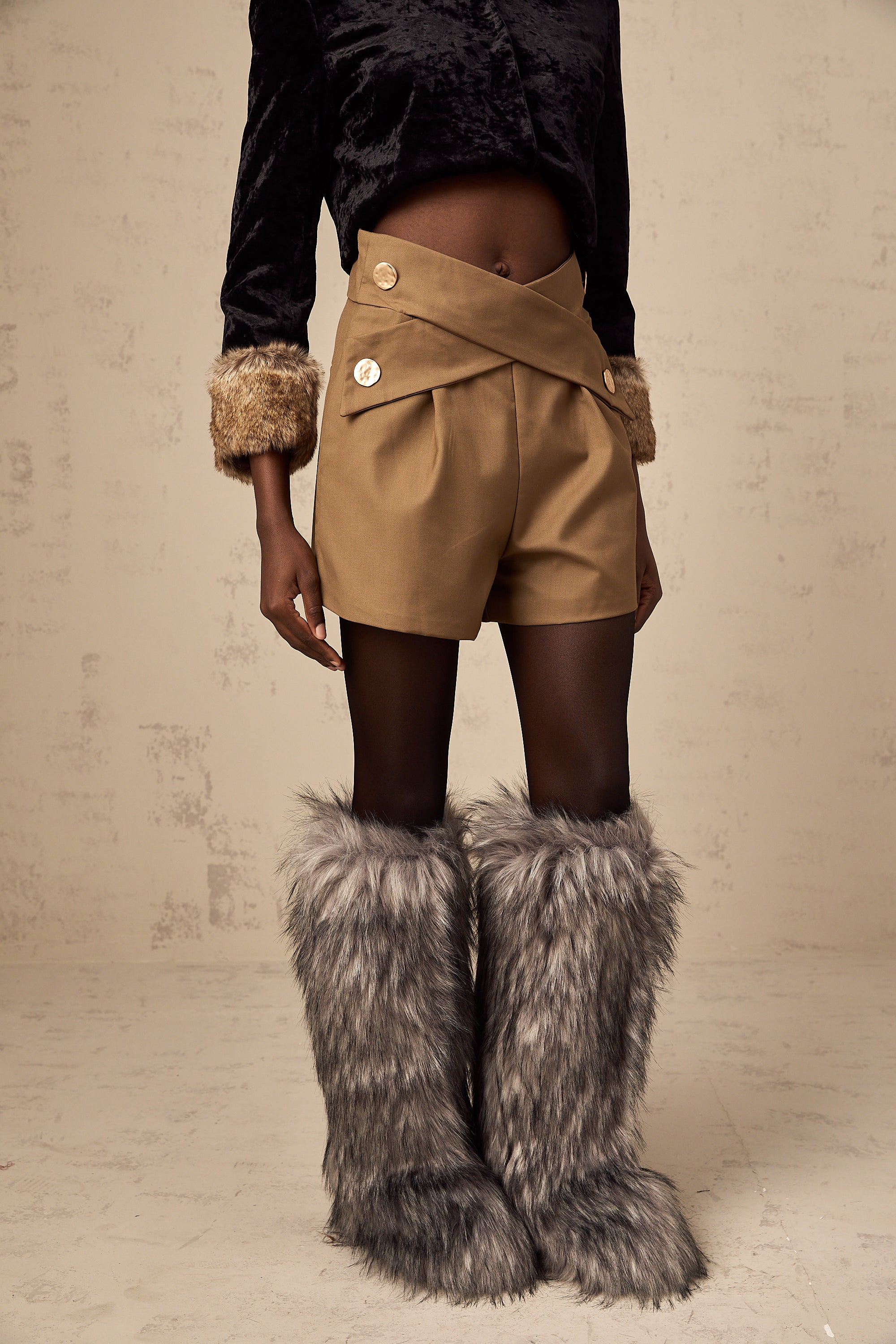 Chlore Khaki Crossover-Design Shorts (Endgültiger Verkauf)