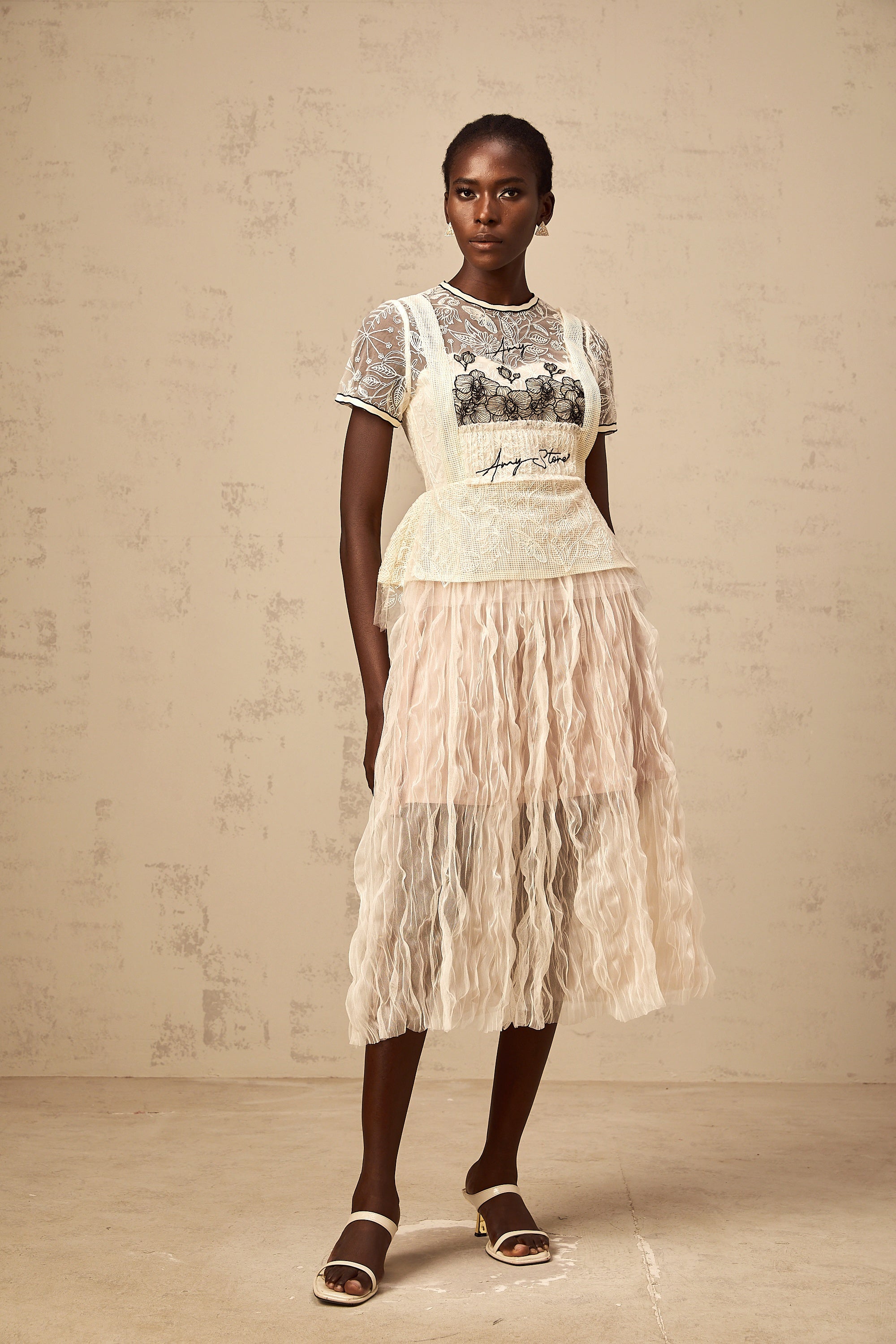 Sandrine – Beiges Midikleid aus besticktem Tüll