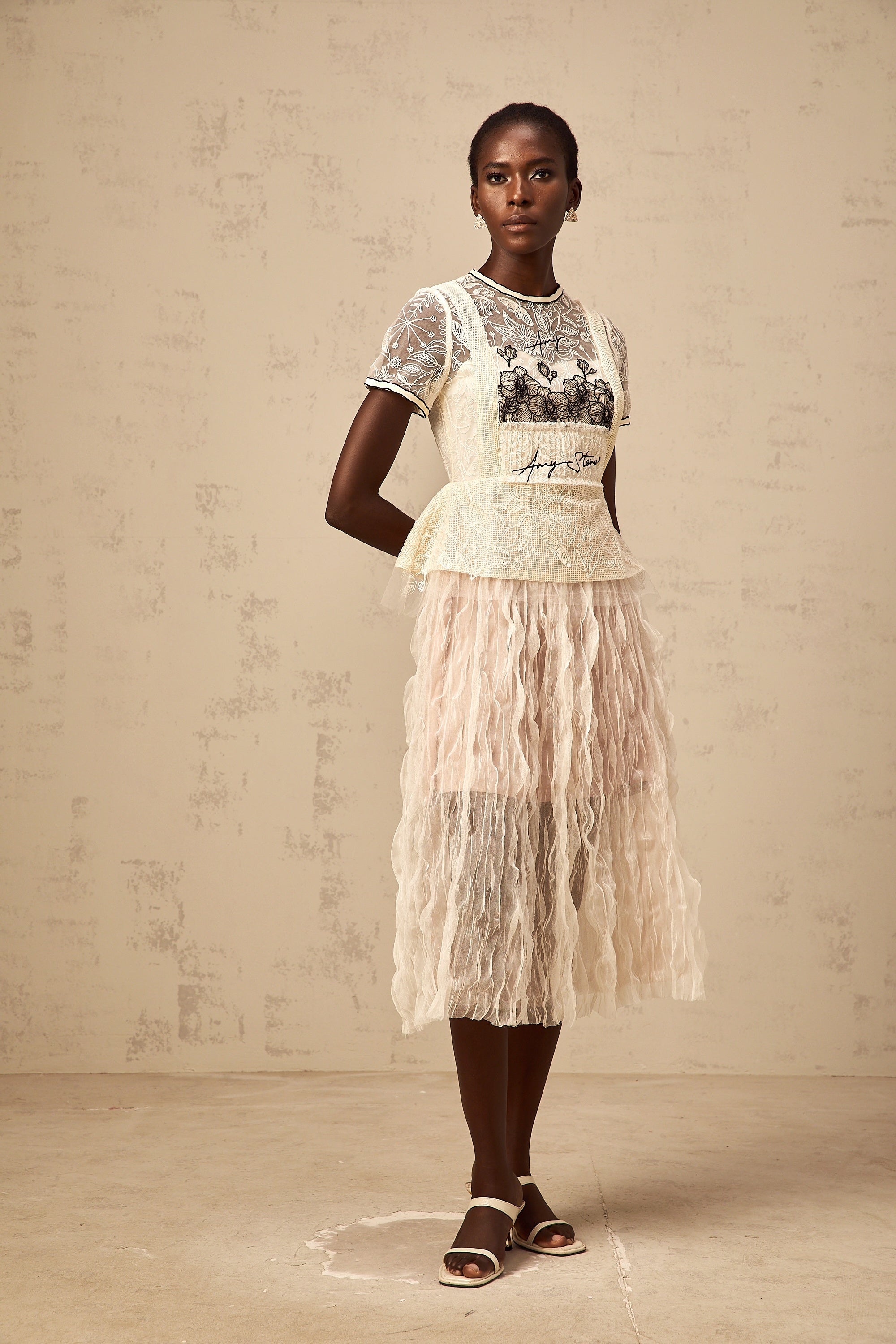 Sandrine – Beiges Midikleid aus besticktem Tüll