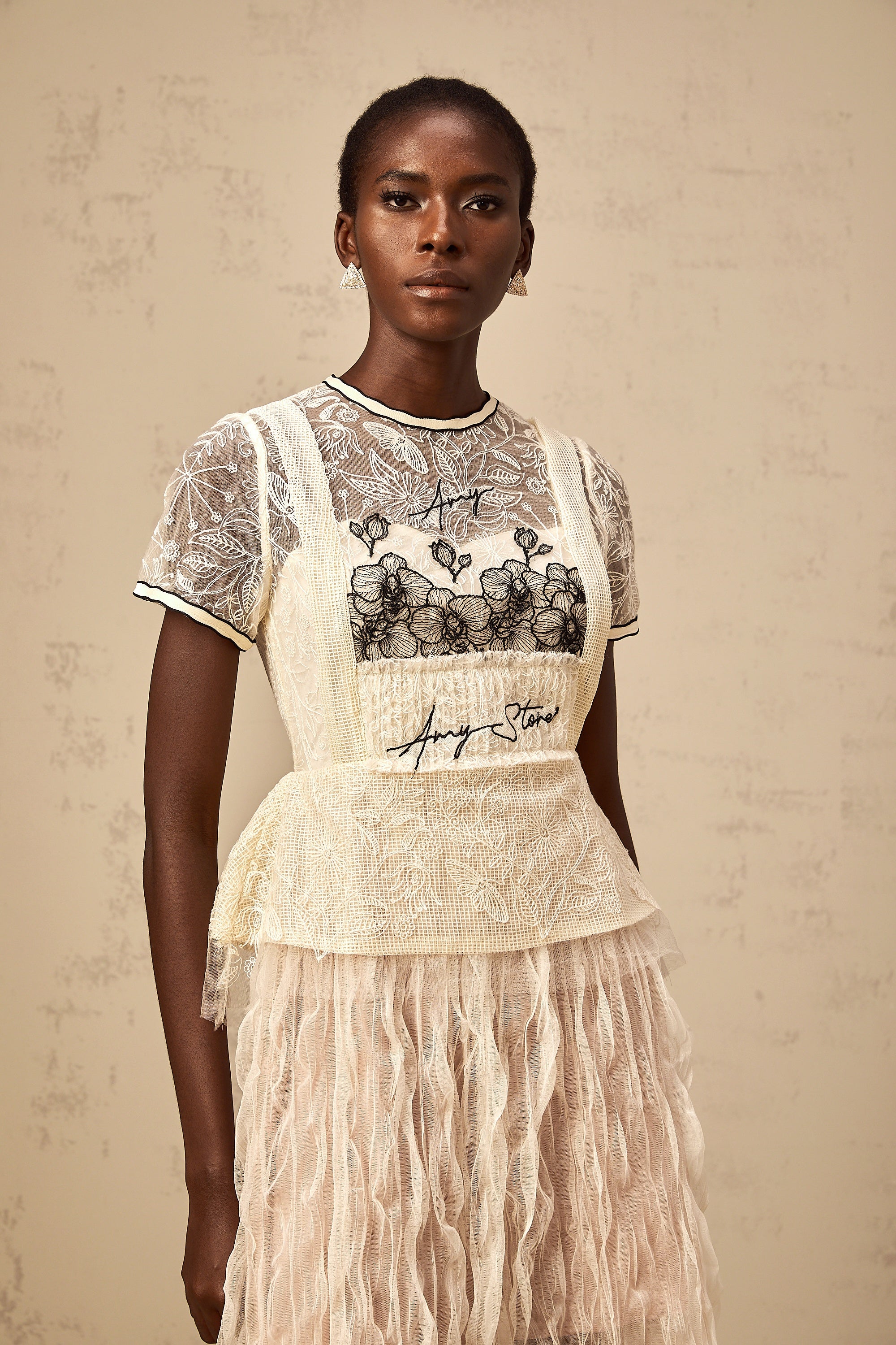 Sandrine – Beiges Midikleid aus besticktem Tüll