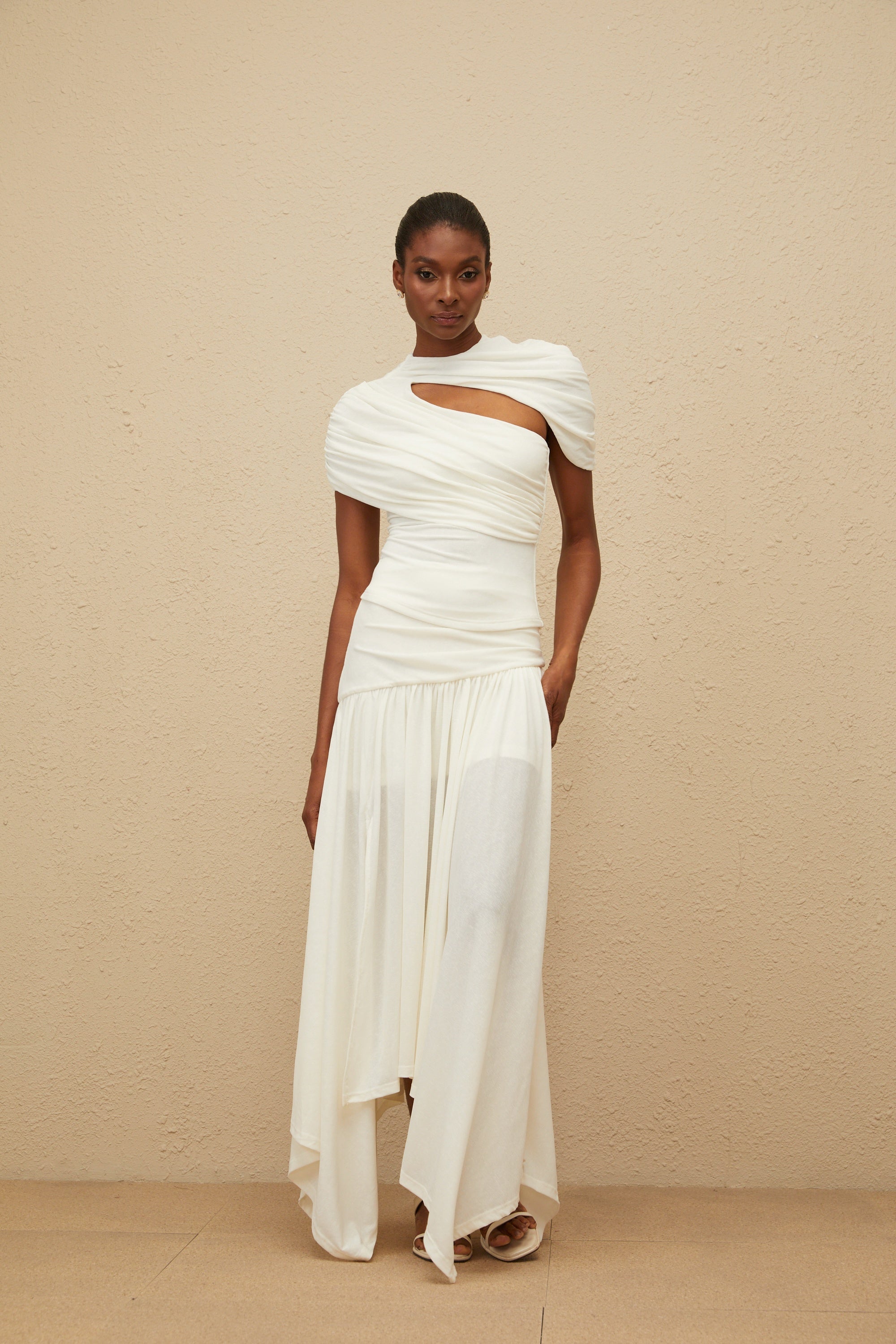 Veloursweißes asymmetrisches Oberteil- und Rock-Set