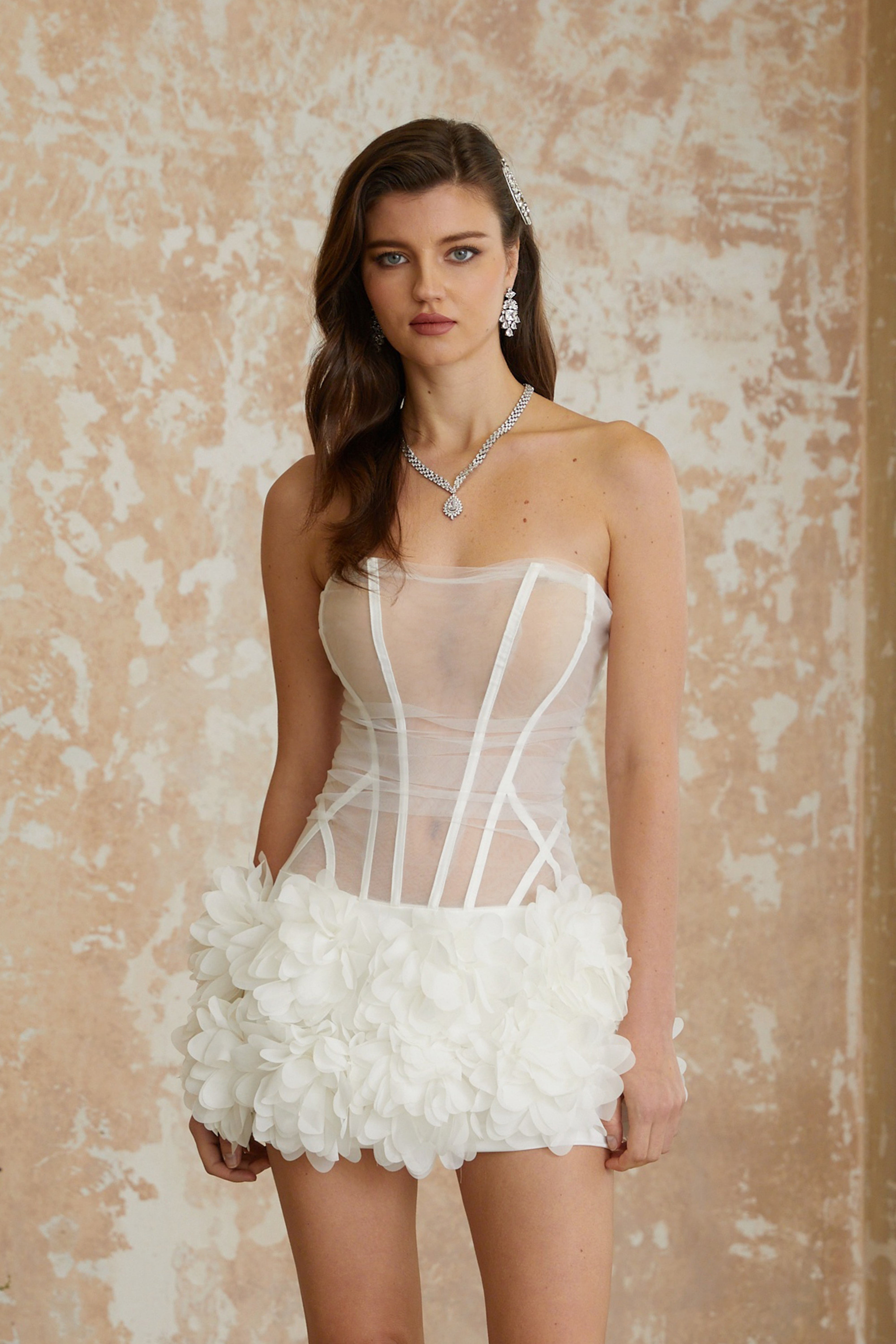 Alicja Weißes schulterfreies 3D-Blütenblatt-Minikleid