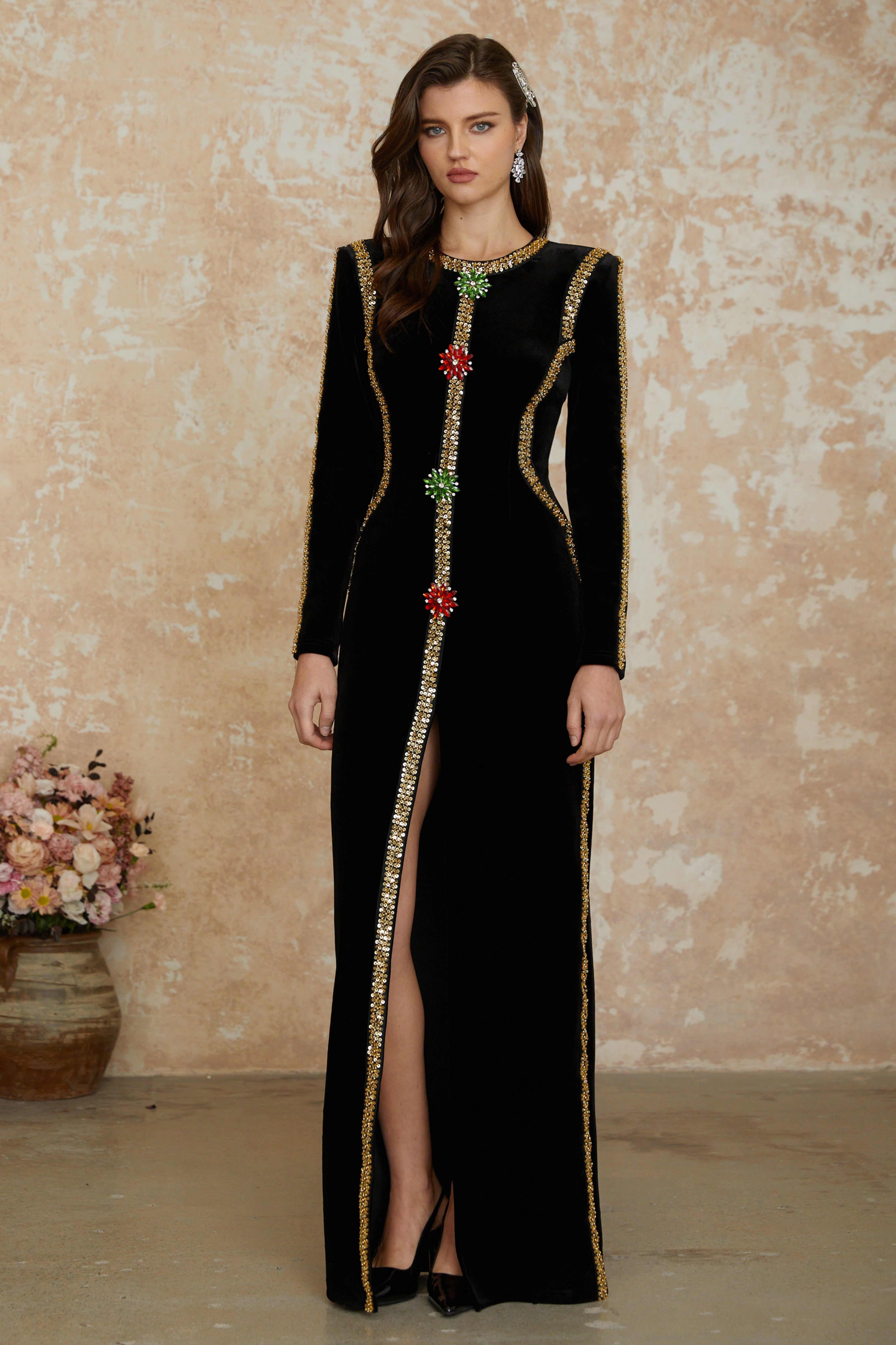 Anna Schwarzes Maxikleid mit Kristallverzierung und Schlitz vorne