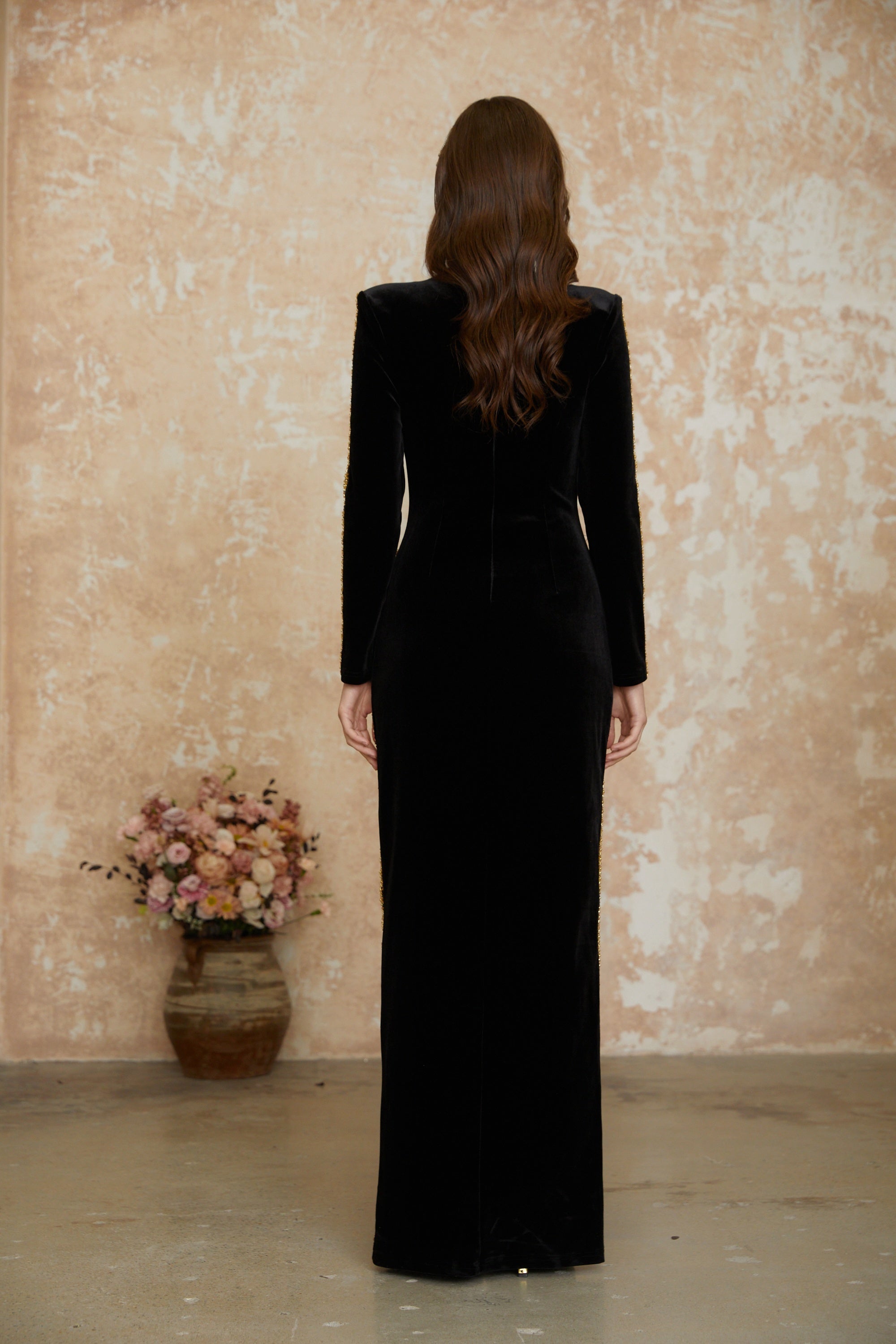 Anna Schwarzes Maxikleid mit Kristallverzierung und Schlitz vorne