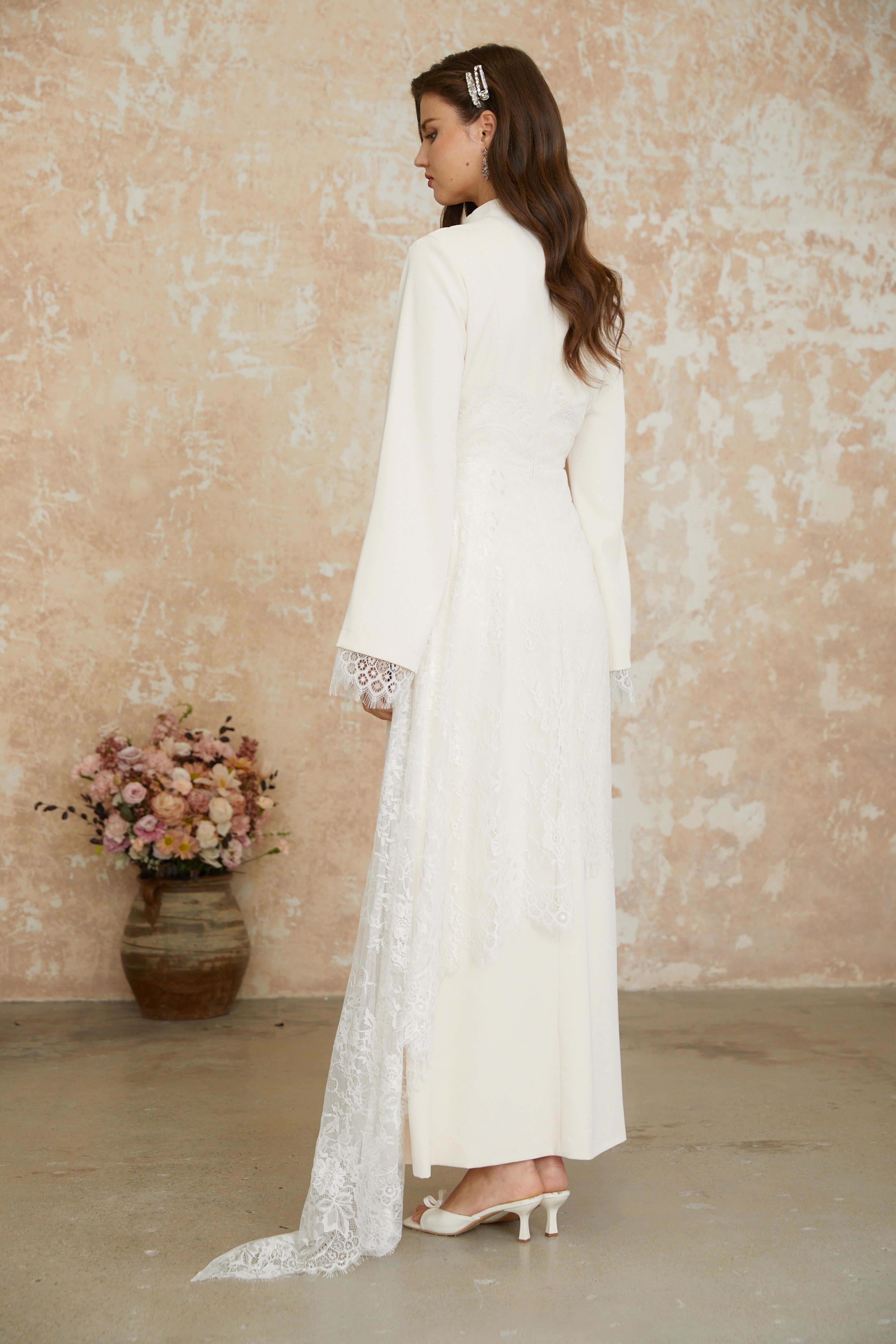 Elysia Weißes asymmetrisches Maxikleid aus floraler Spitze