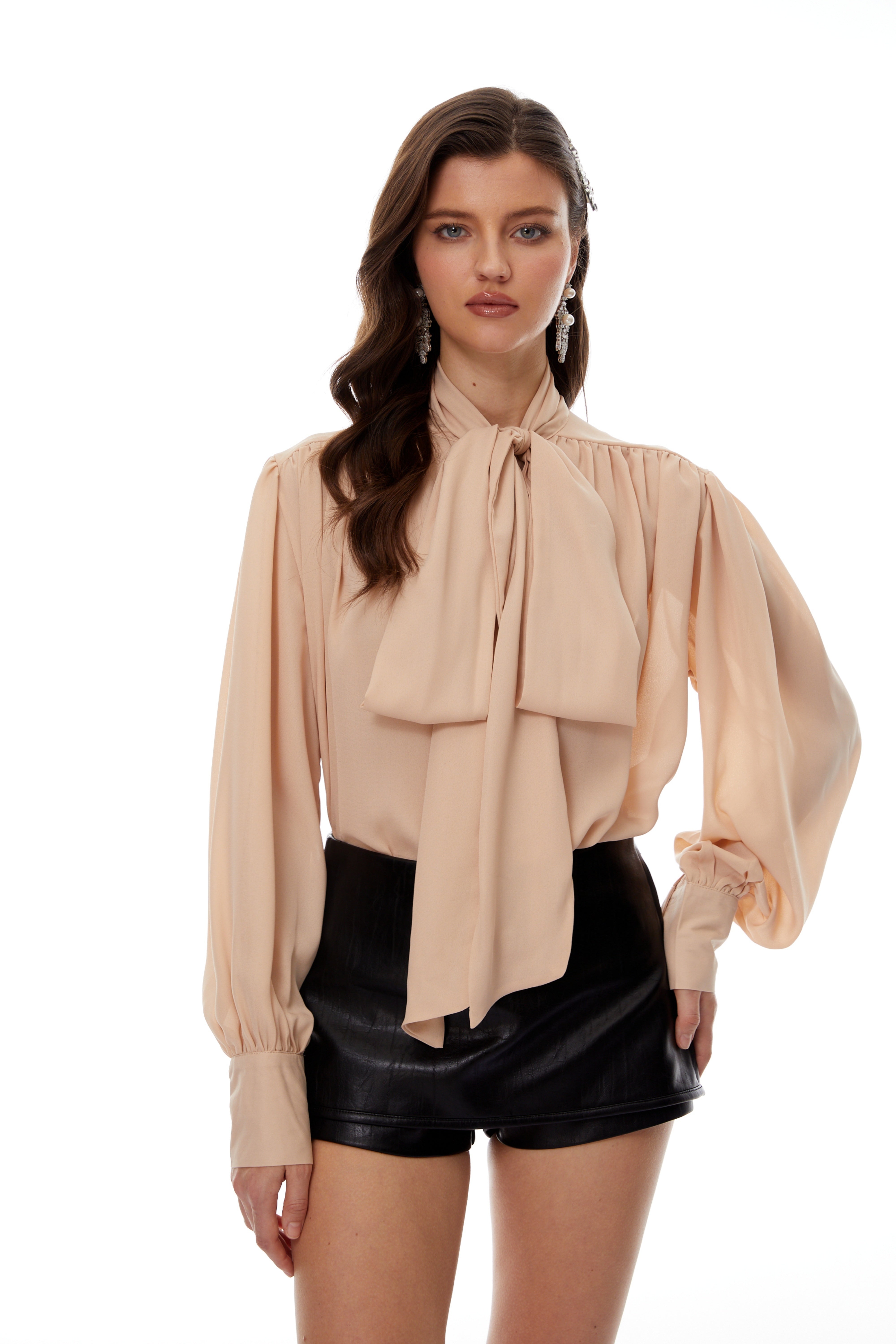 Camilla Neutrals Bluse mit selbstgebundenem Kragen und Rüschen