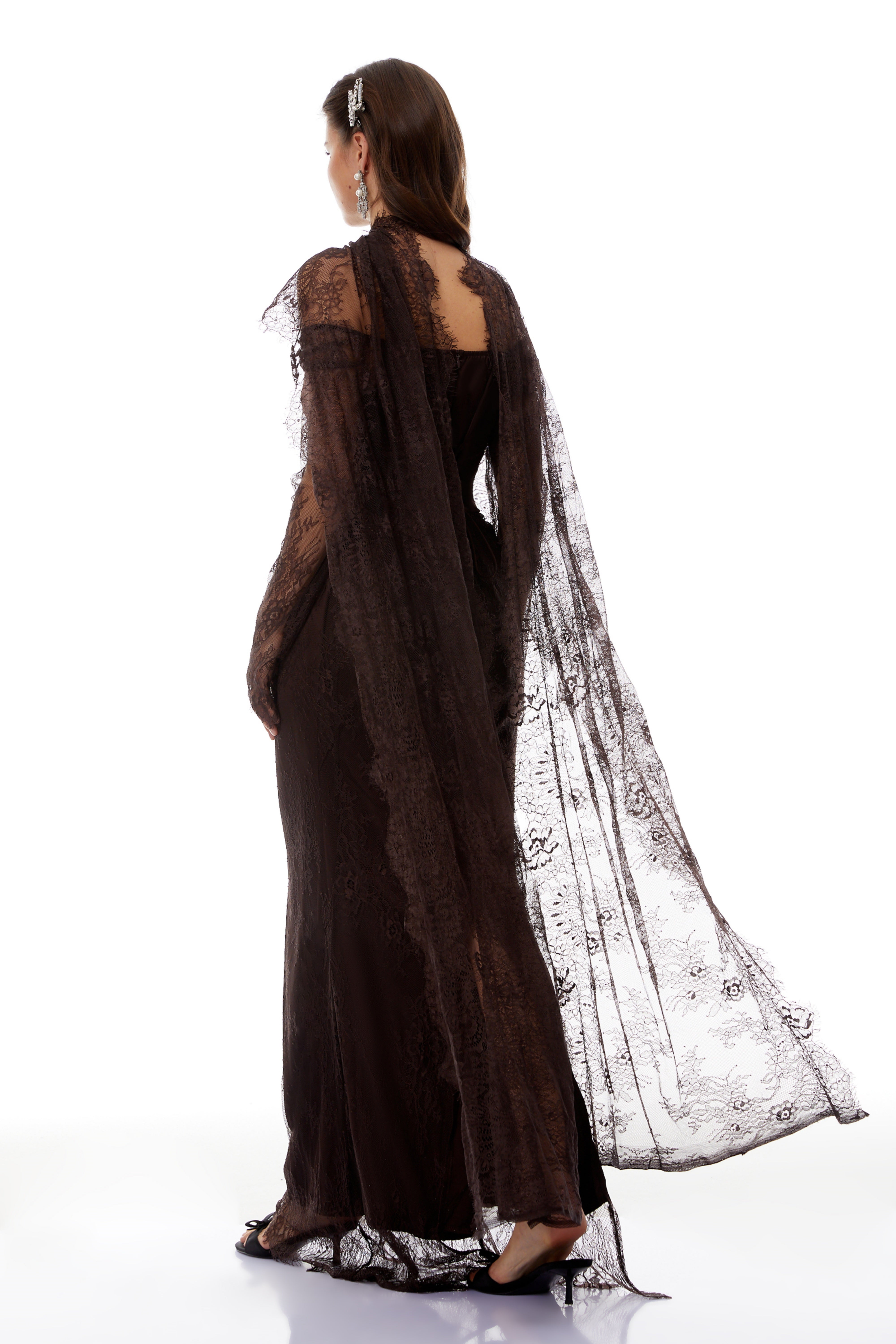 Christa Brown Maxikleid aus floraler Spitze mit Cape