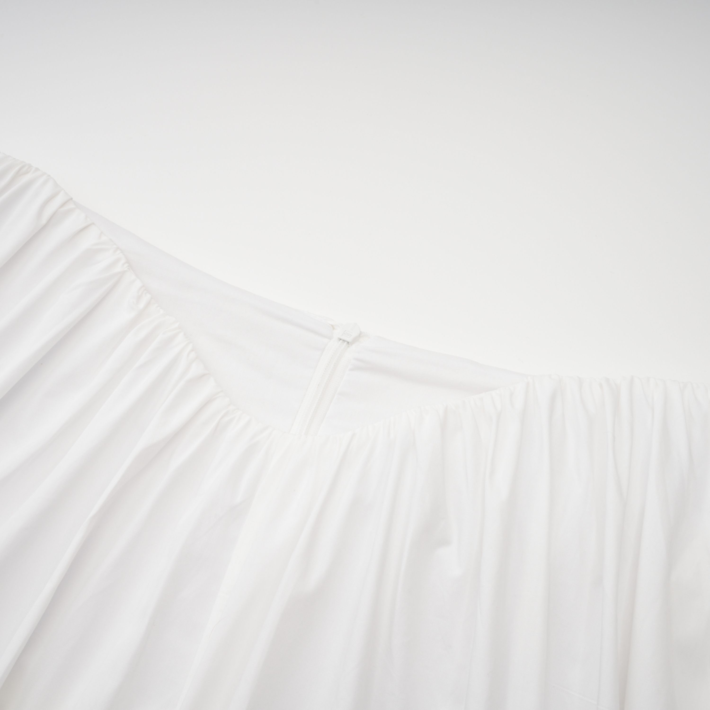 Caterina Weißes Set aus gerafftem Hemd und Rock