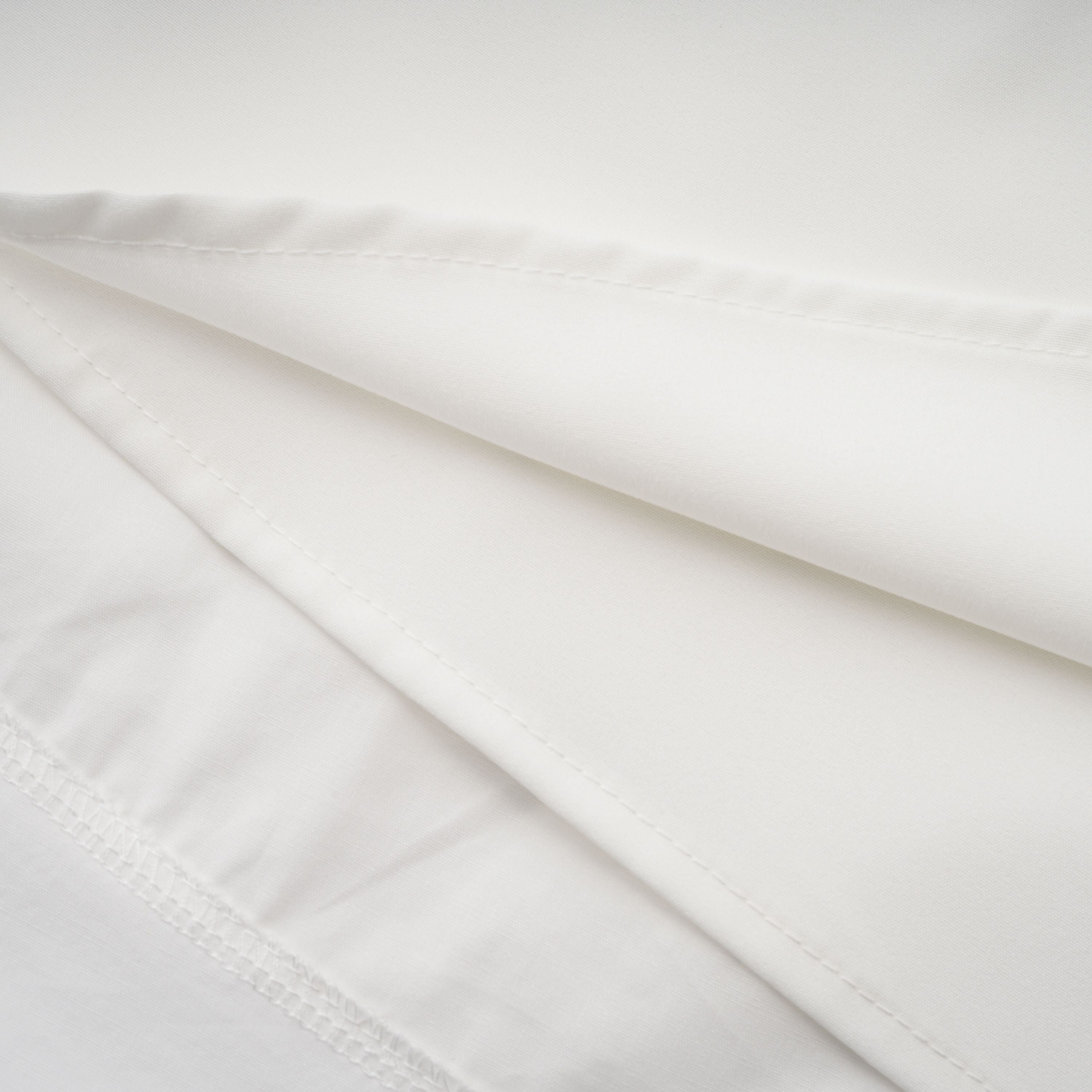 Caterina Weißes Set aus gerafftem Hemd und Rock