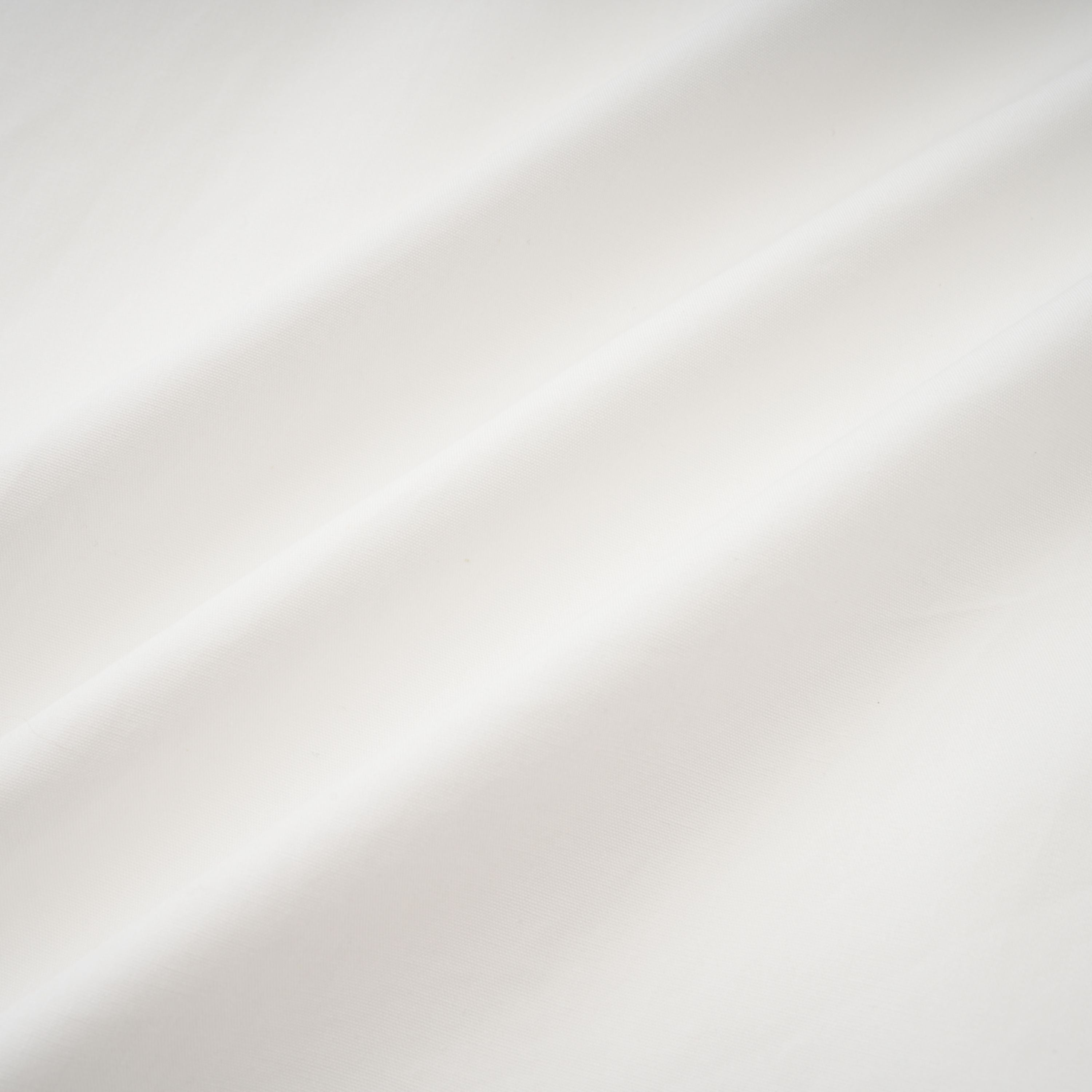 Caterina Weißes Set aus gerafftem Hemd und Rock