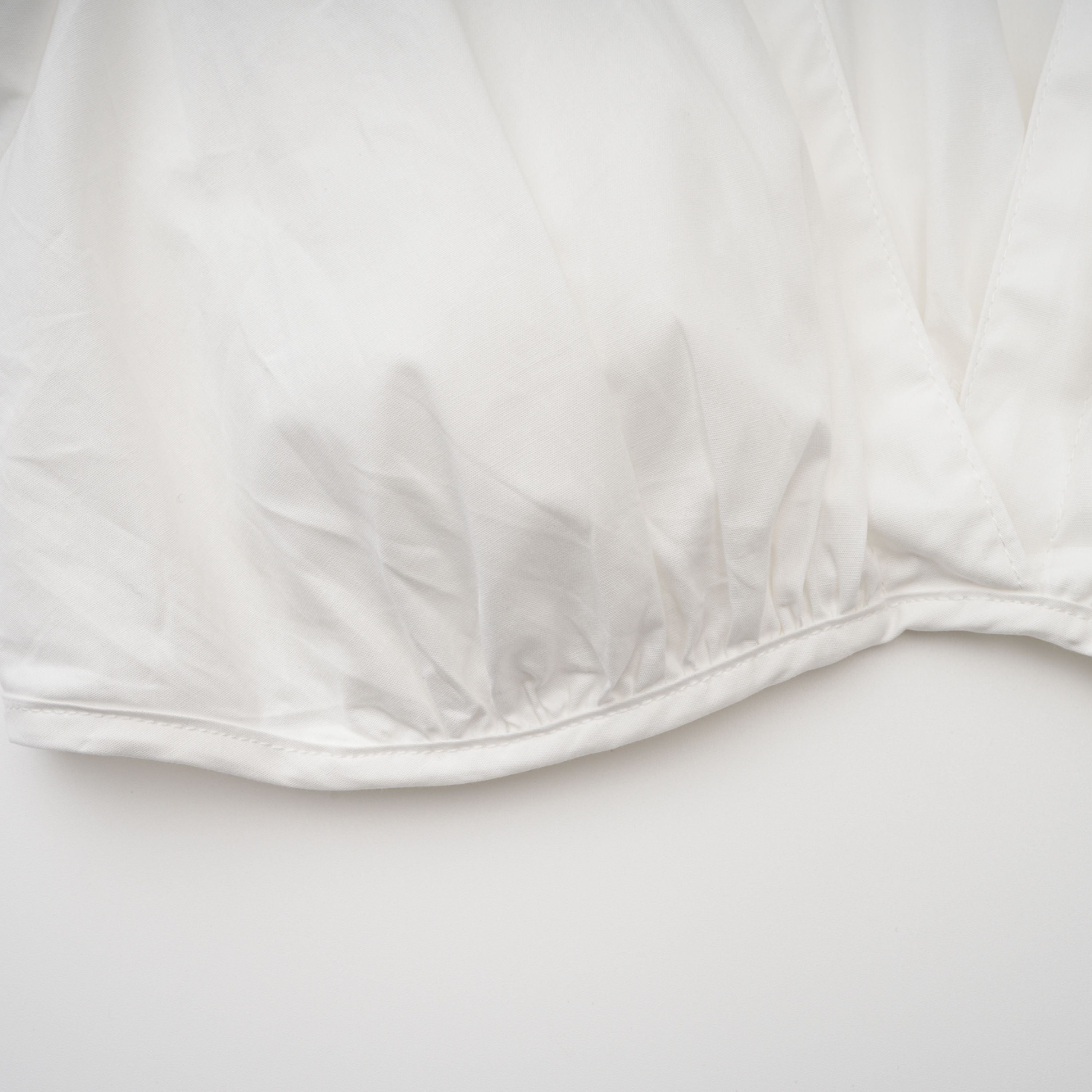 Caterina Weißes Set aus gerafftem Hemd und Rock