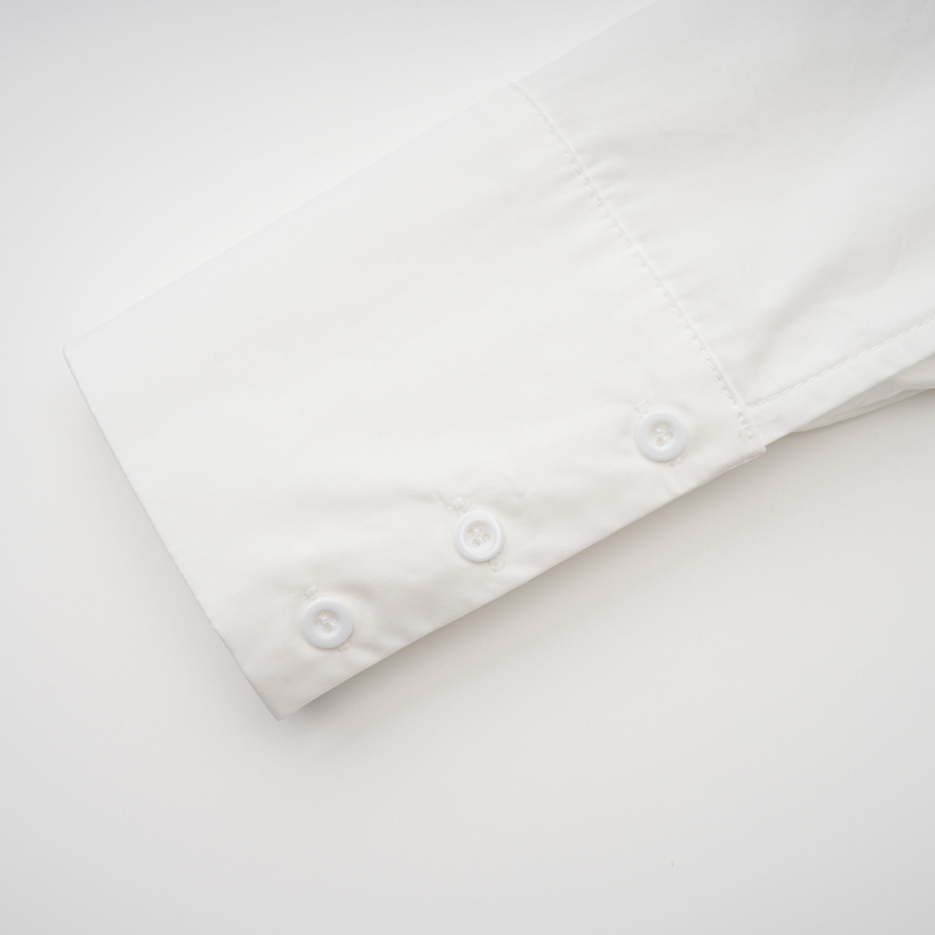 Caterina Weißes Set aus gerafftem Hemd und Rock