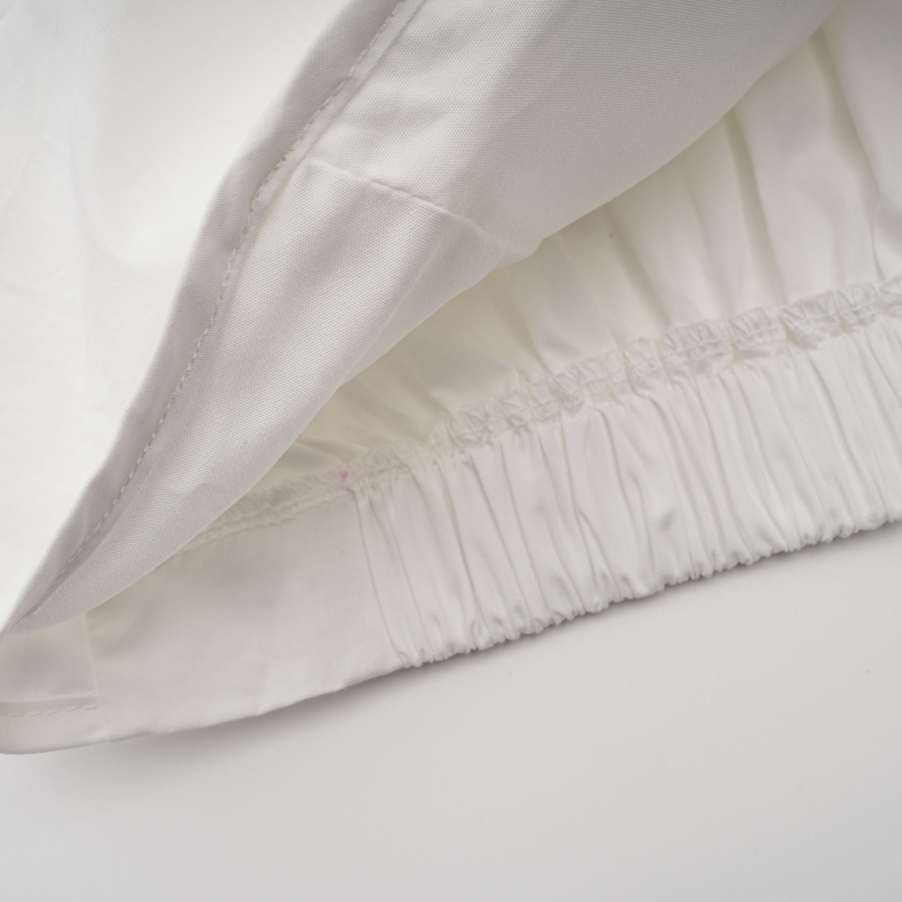 Caterina Weißes Set aus gerafftem Hemd und Rock