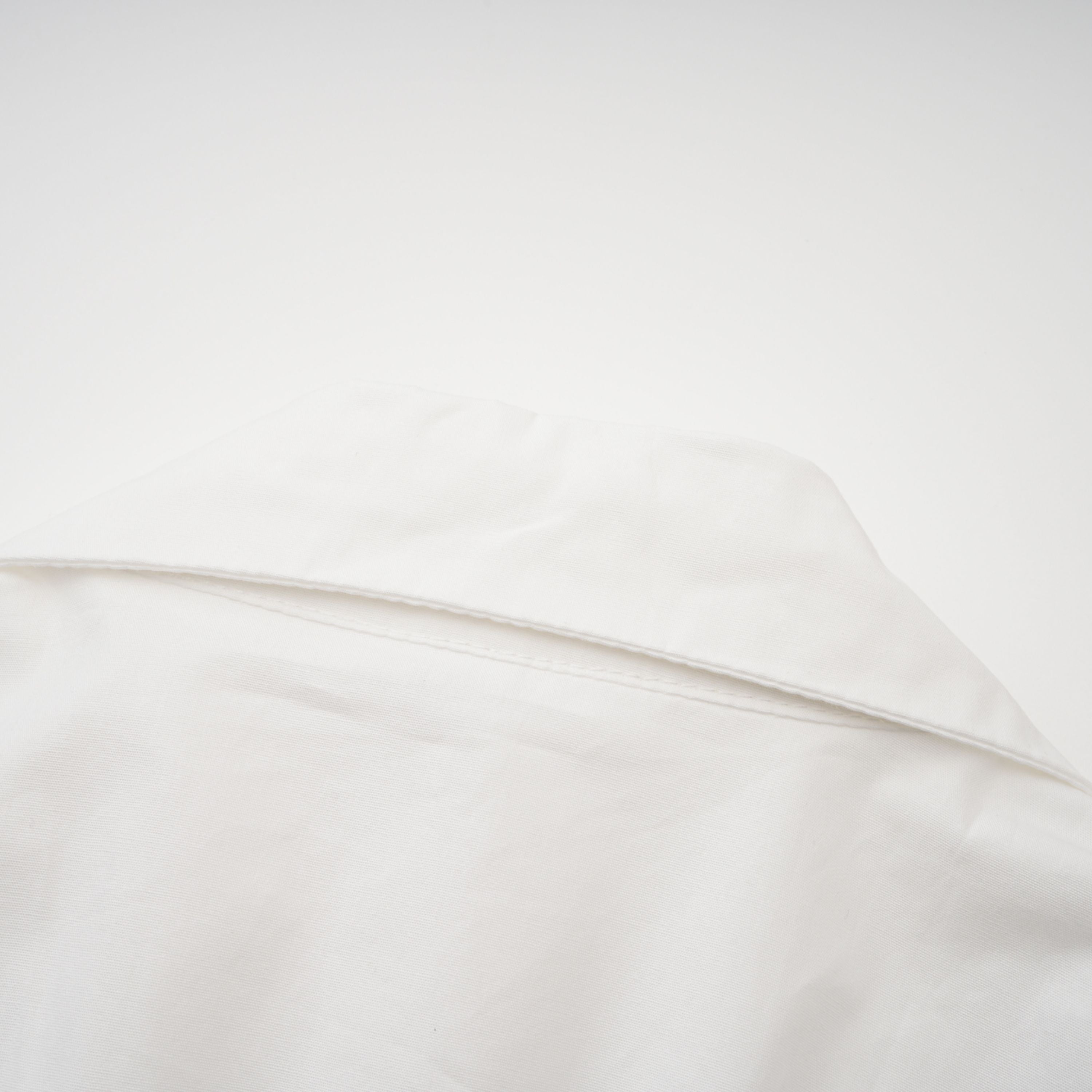 Caterina Weißes Set aus gerafftem Hemd und Rock