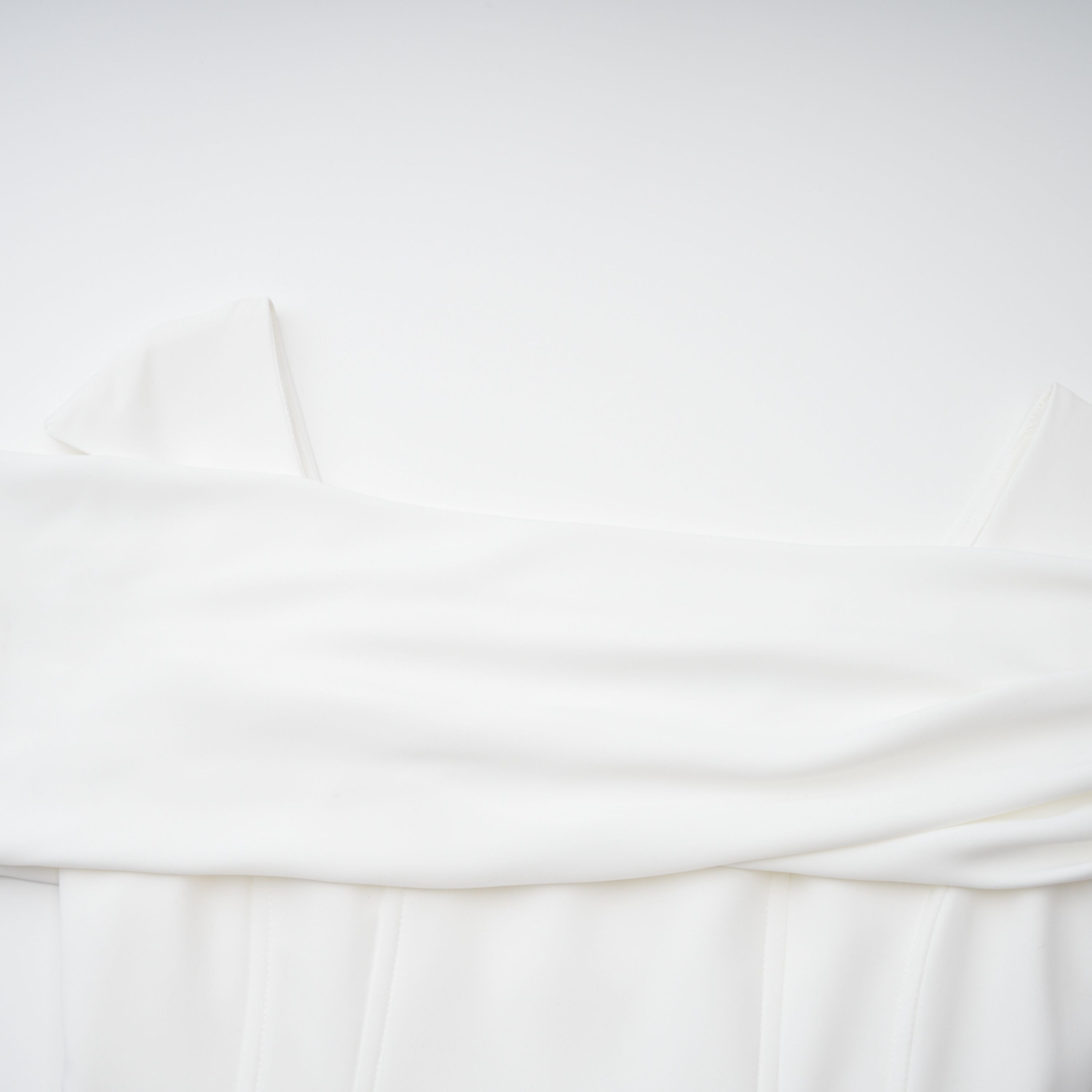 Solara Weißes Midikleid mit Drapierung