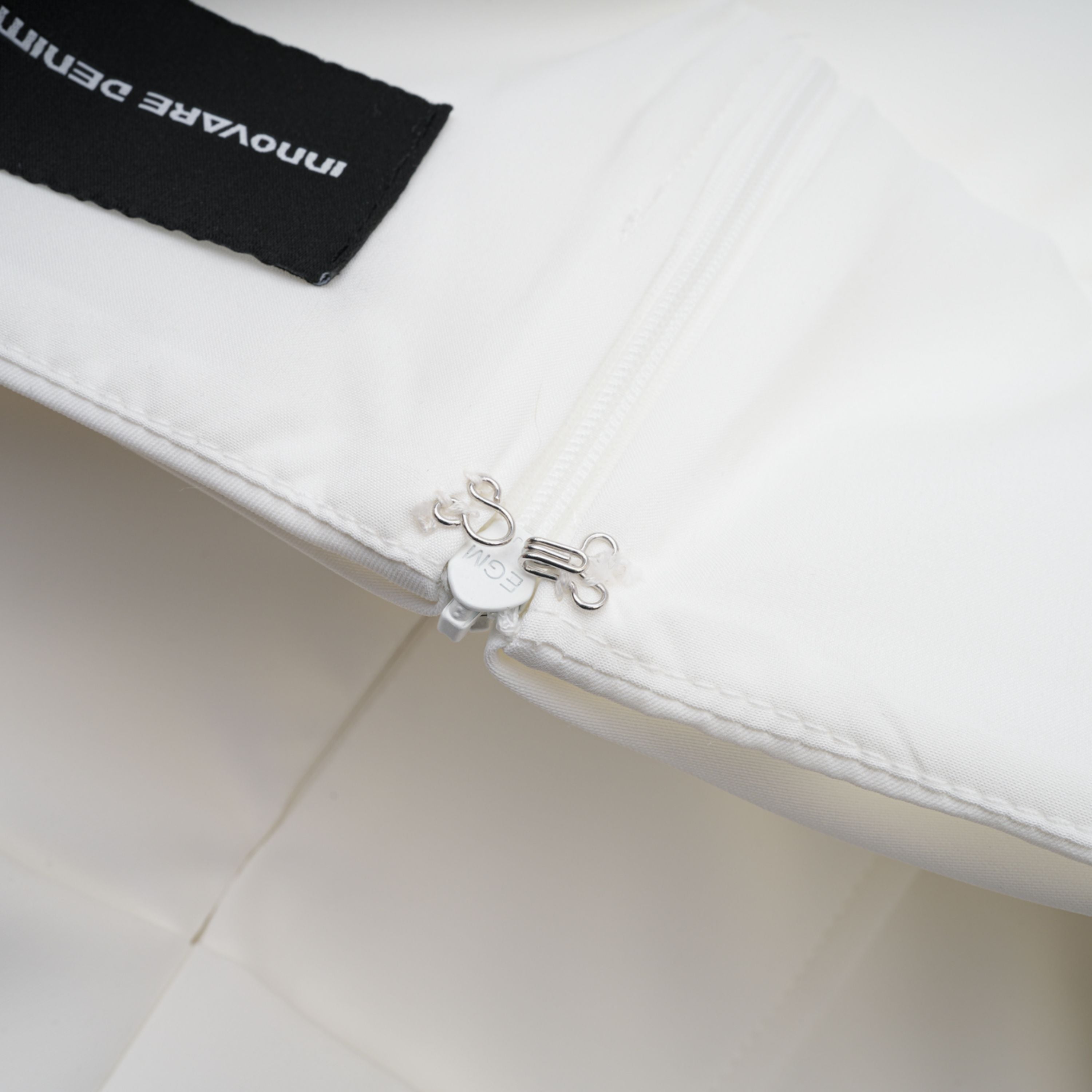 Solara Weißes Midikleid mit Drapierung