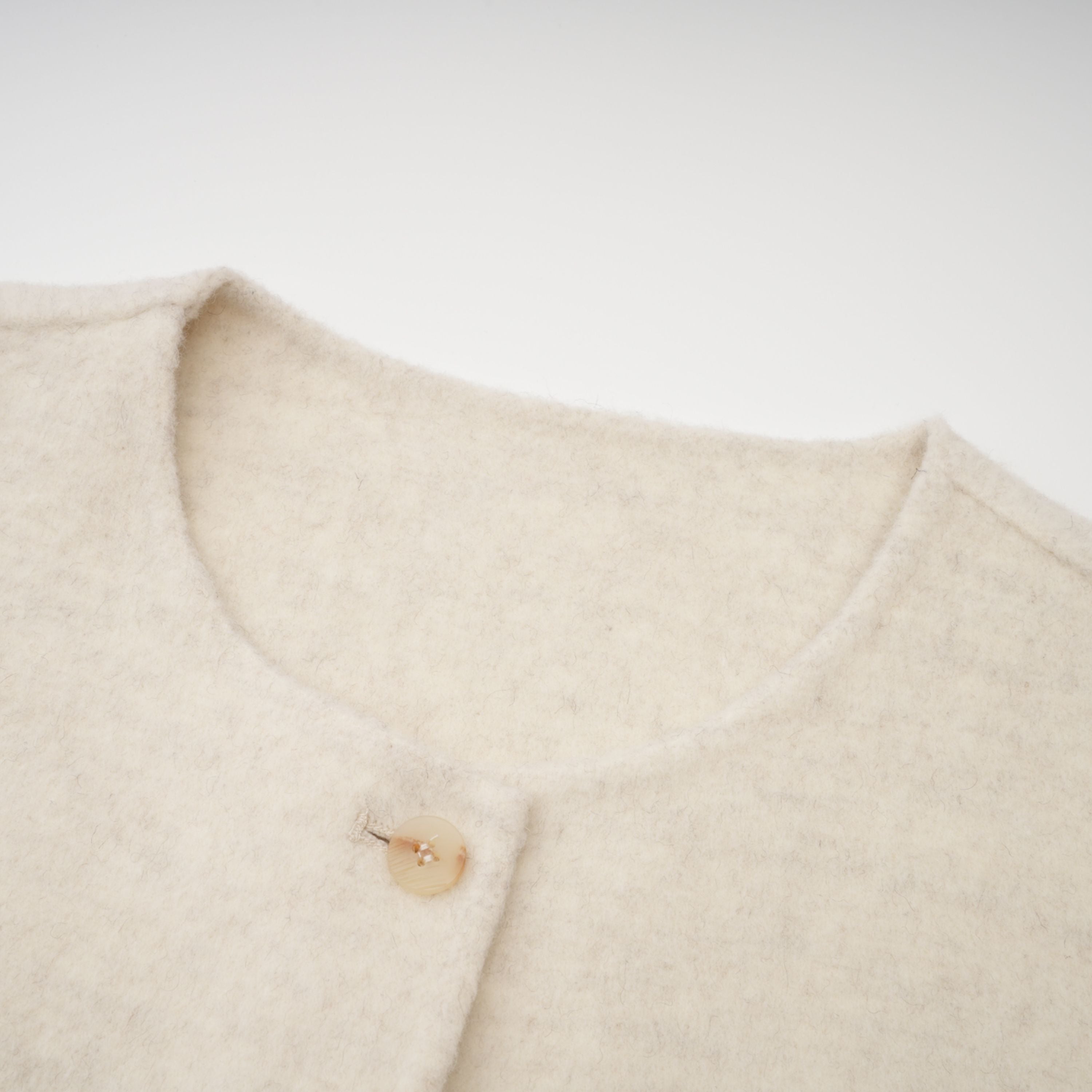 Cecilia Weißer Mantel mit Gürtel und Pelzbesatz