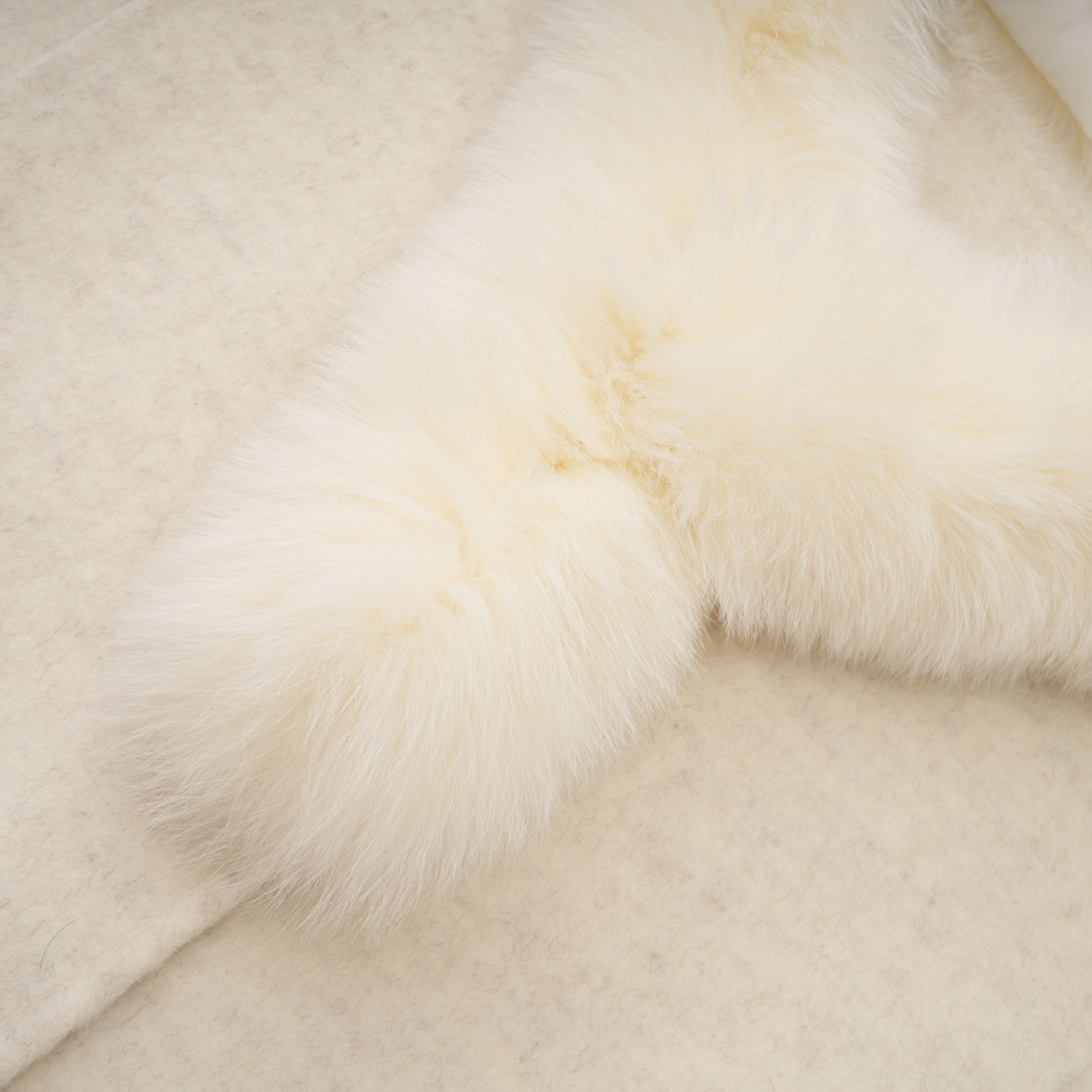 Cecilia Weißer Mantel mit Gürtel und Pelzbesatz