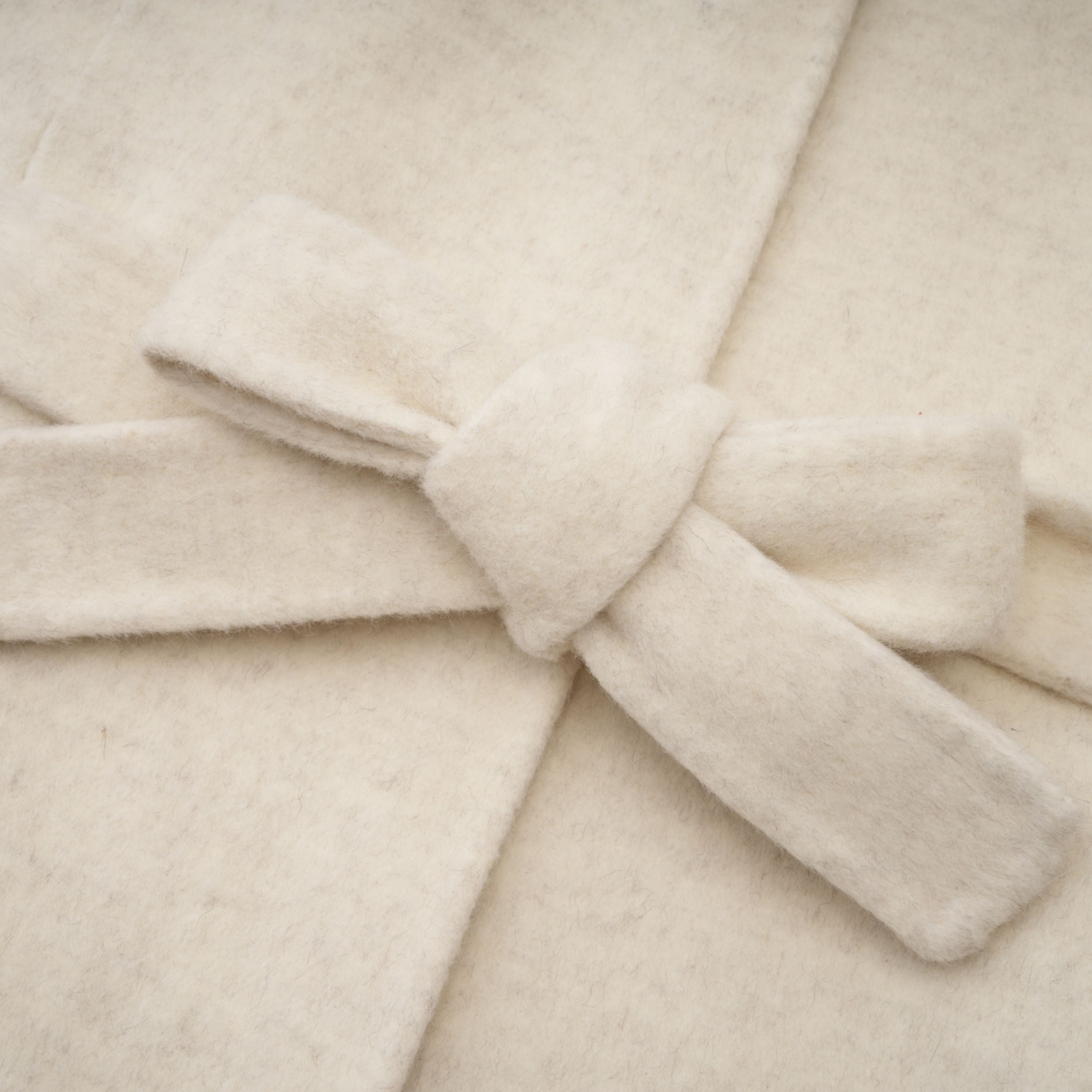 Cecilia Weißer Mantel mit Gürtel und Pelzbesatz