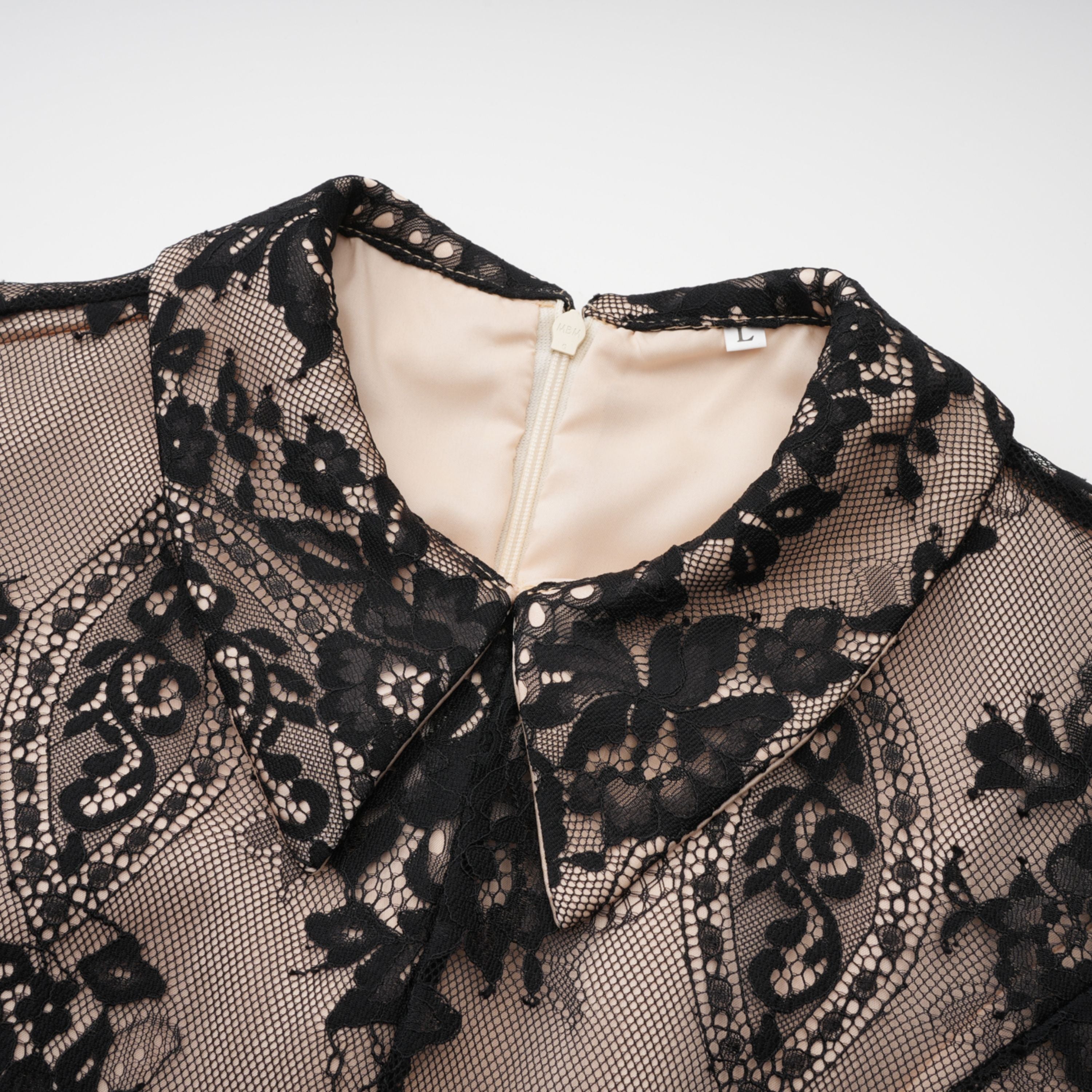 Schwarzes Minikleid mit floraler Spitze