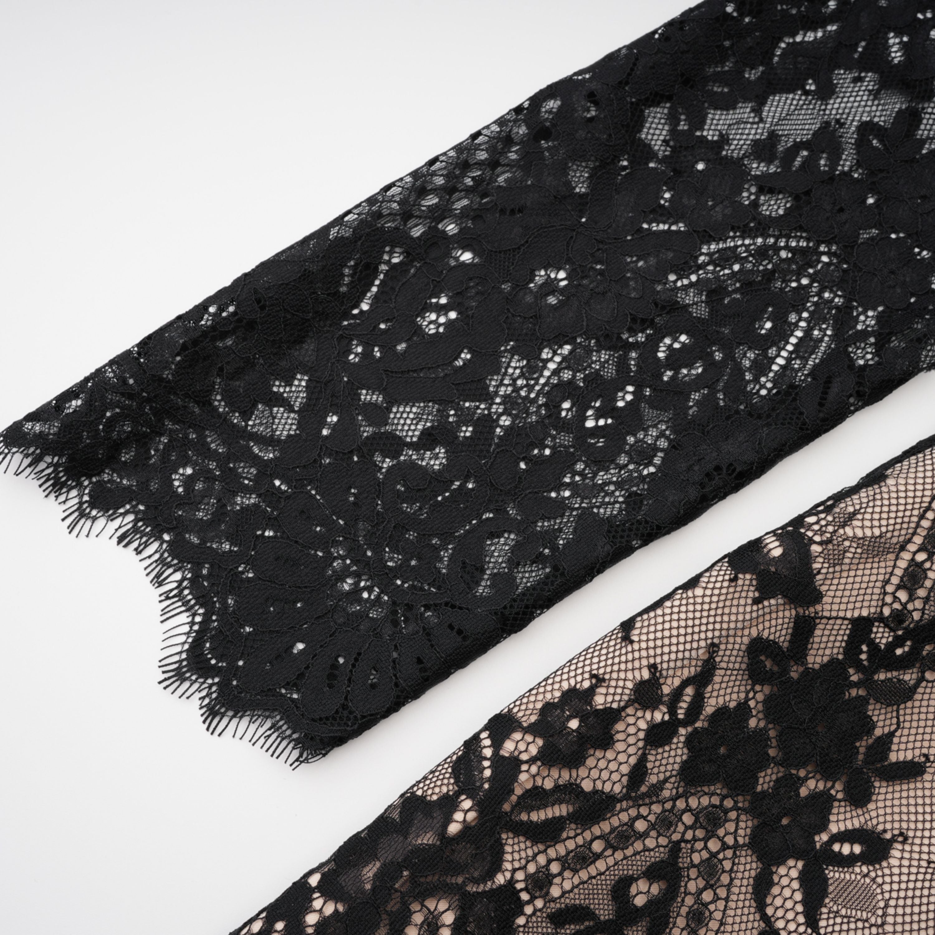 Schwarzes Minikleid mit floraler Spitze