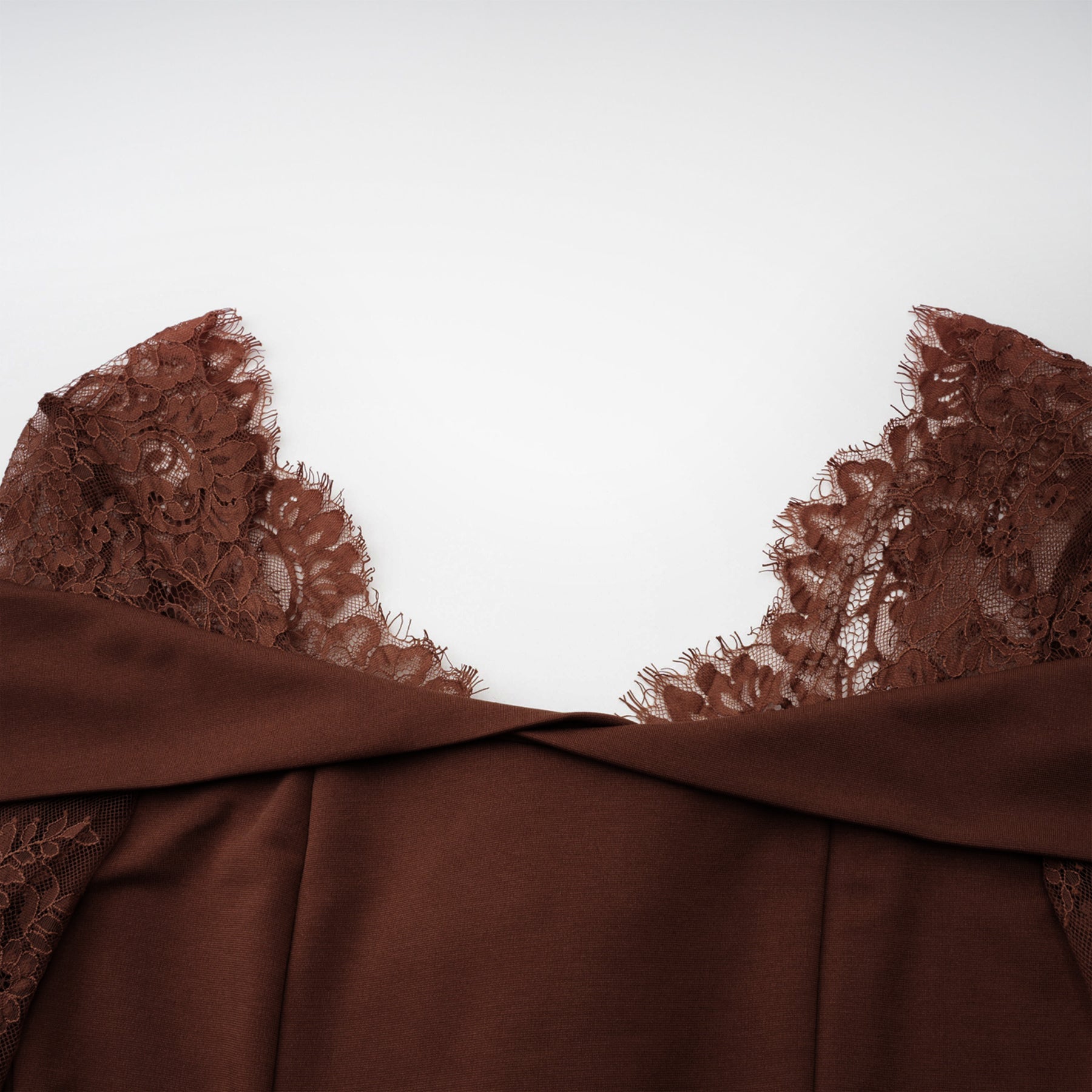 Georgiana Brown Spitzen-Maxikleid mit ausgestelltem Rock