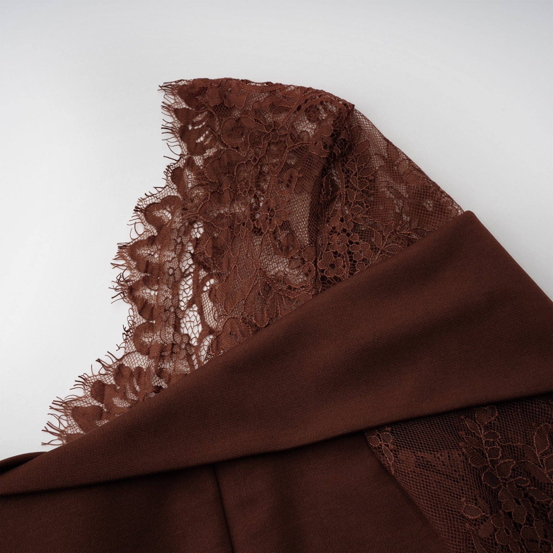 Georgiana Brown Spitzen-Maxikleid mit ausgestelltem Rock