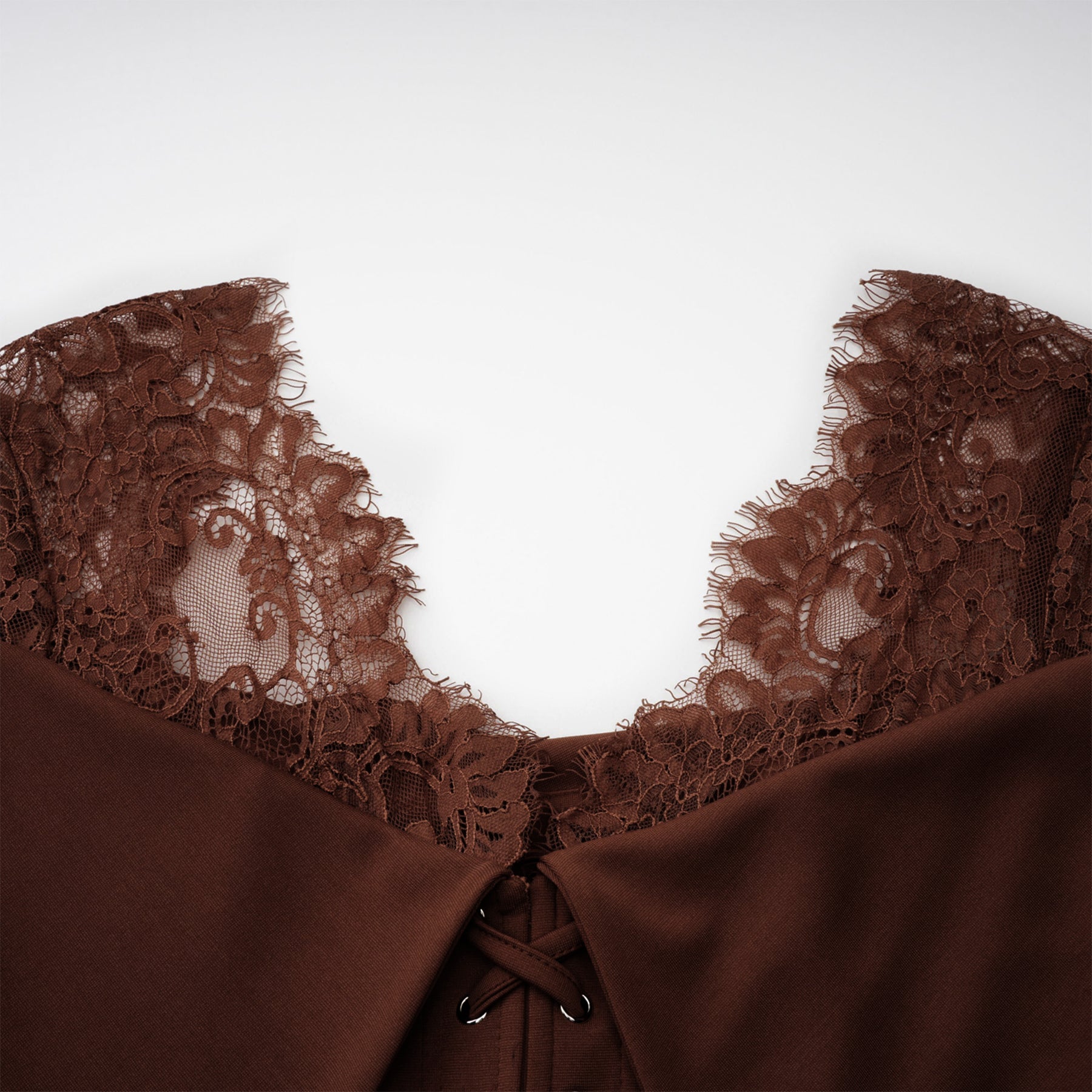 Georgiana Brown Spitzen-Maxikleid mit ausgestelltem Rock