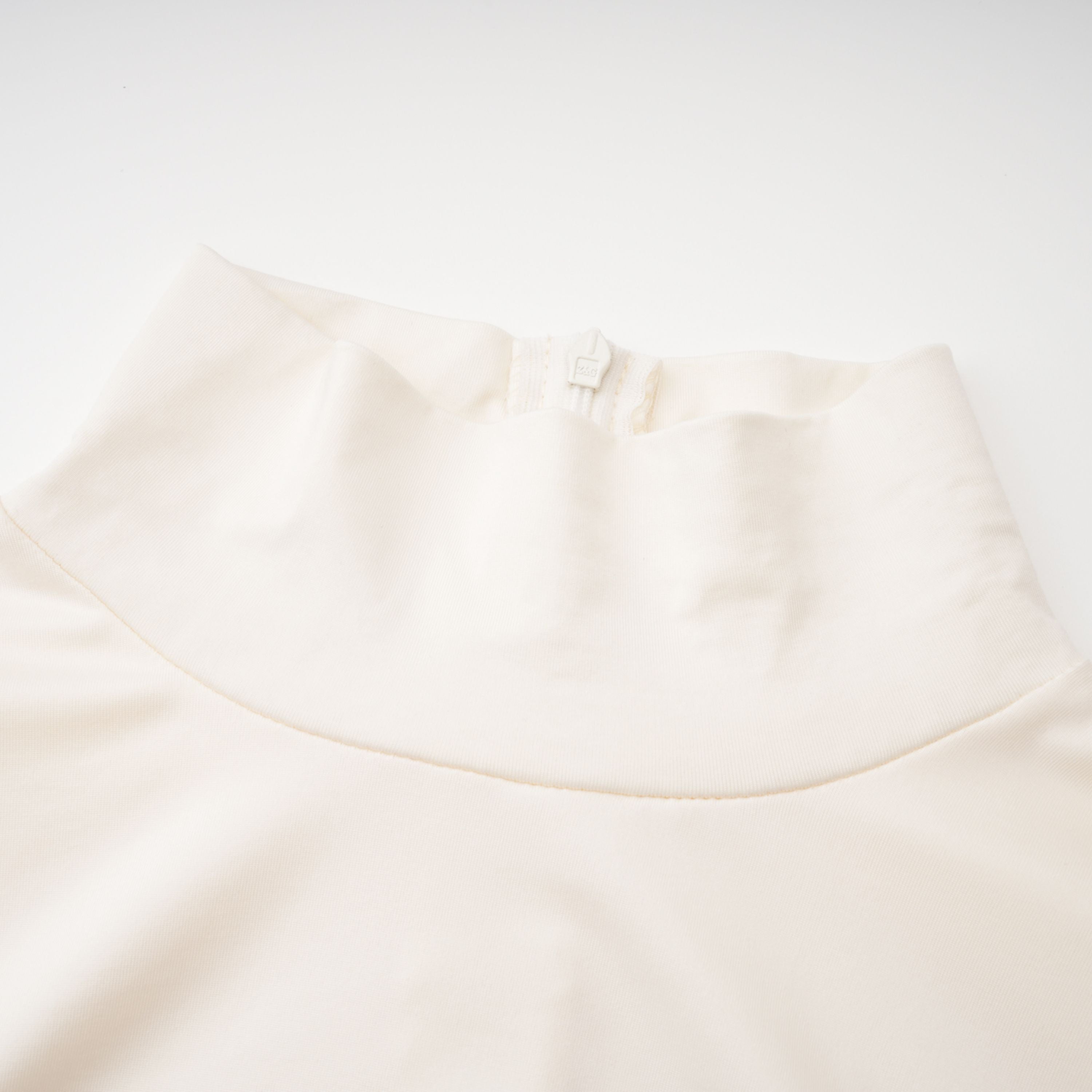 Harriet White Maxikleid mit Cut-Out-Details und Rüschen