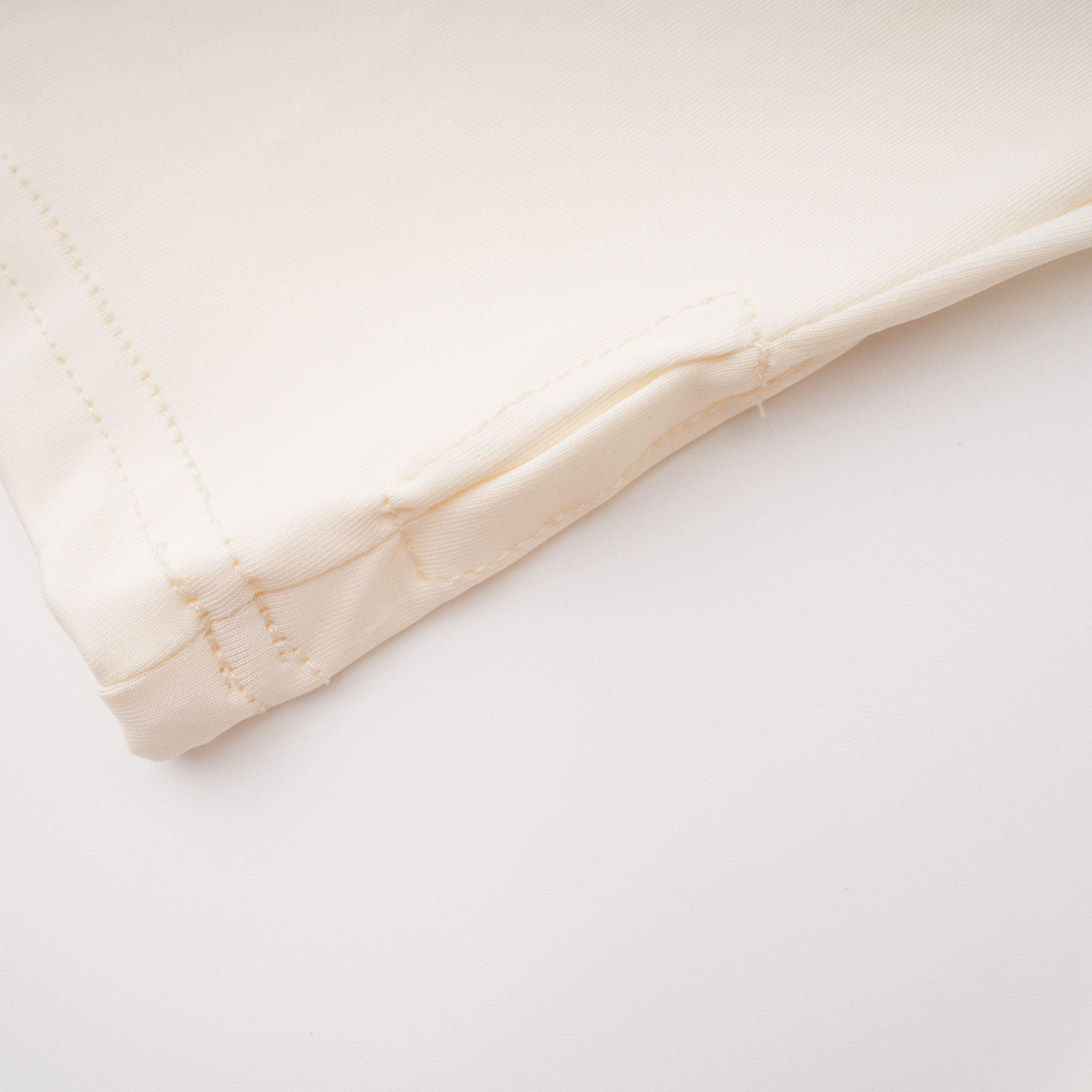 Harriet White Maxikleid mit Cut-Out-Details und Rüschen