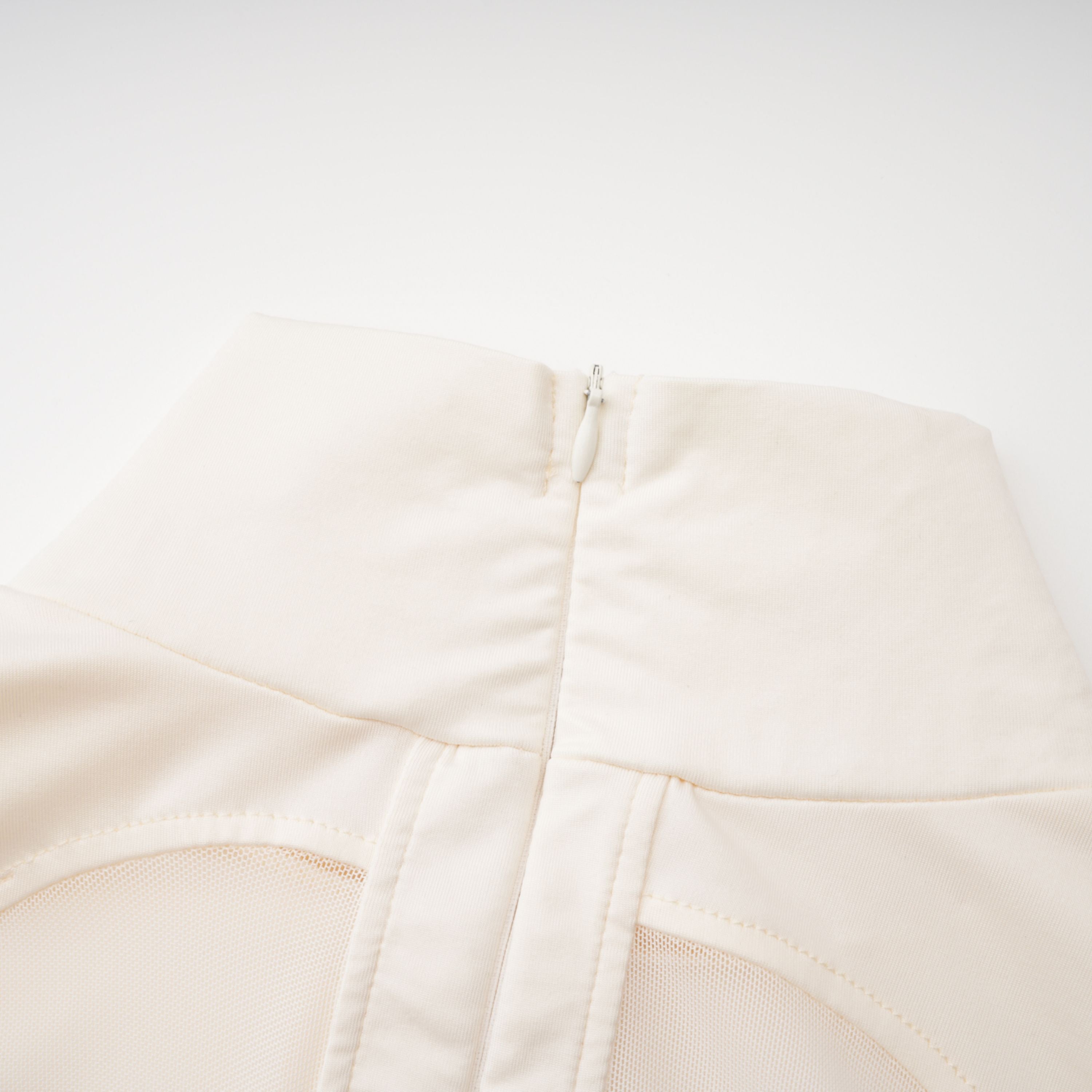 Harriet White Maxikleid mit Cut-Out-Details und Rüschen