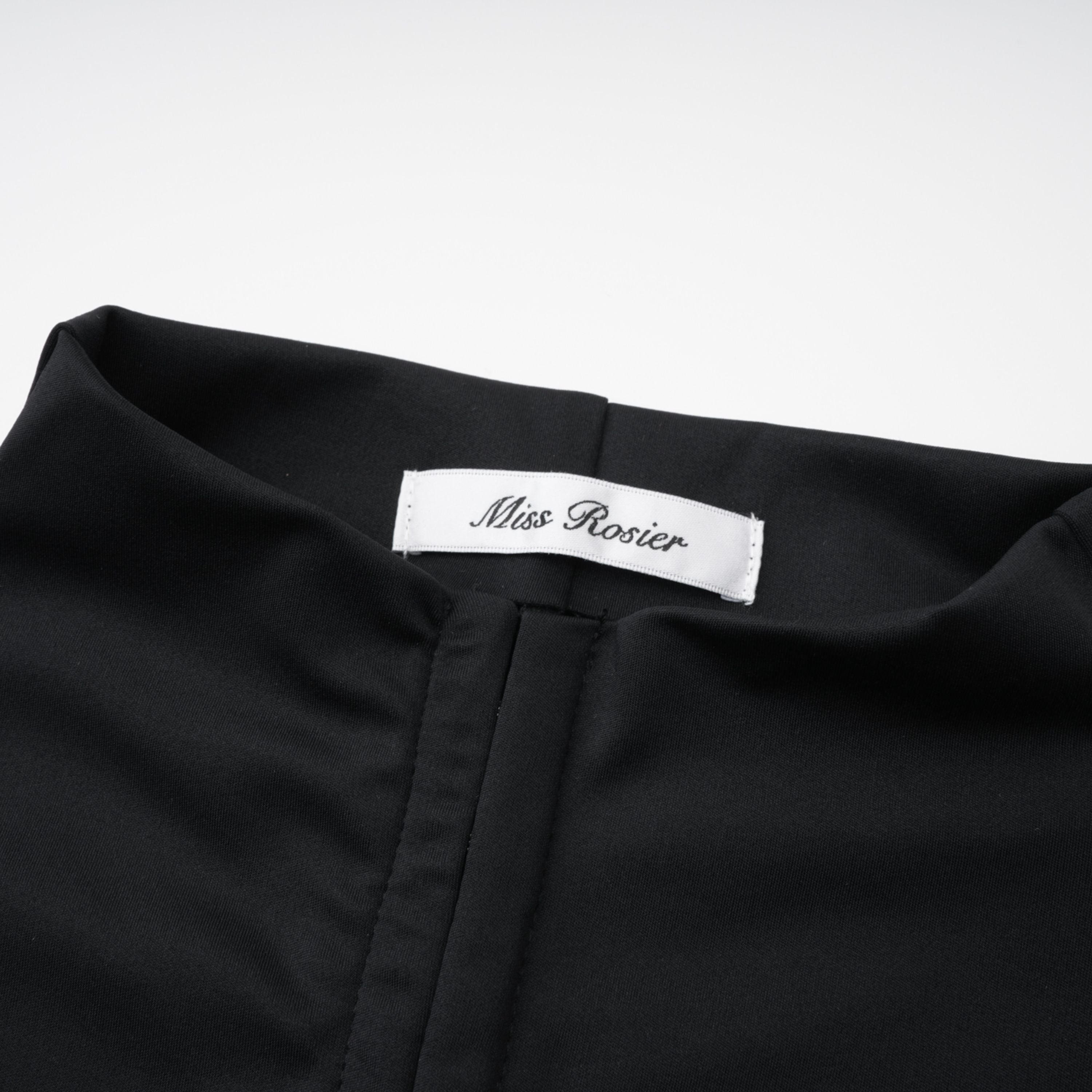 Schwarzes, langes Kleid mit hohem Schlitz und Stehkragen