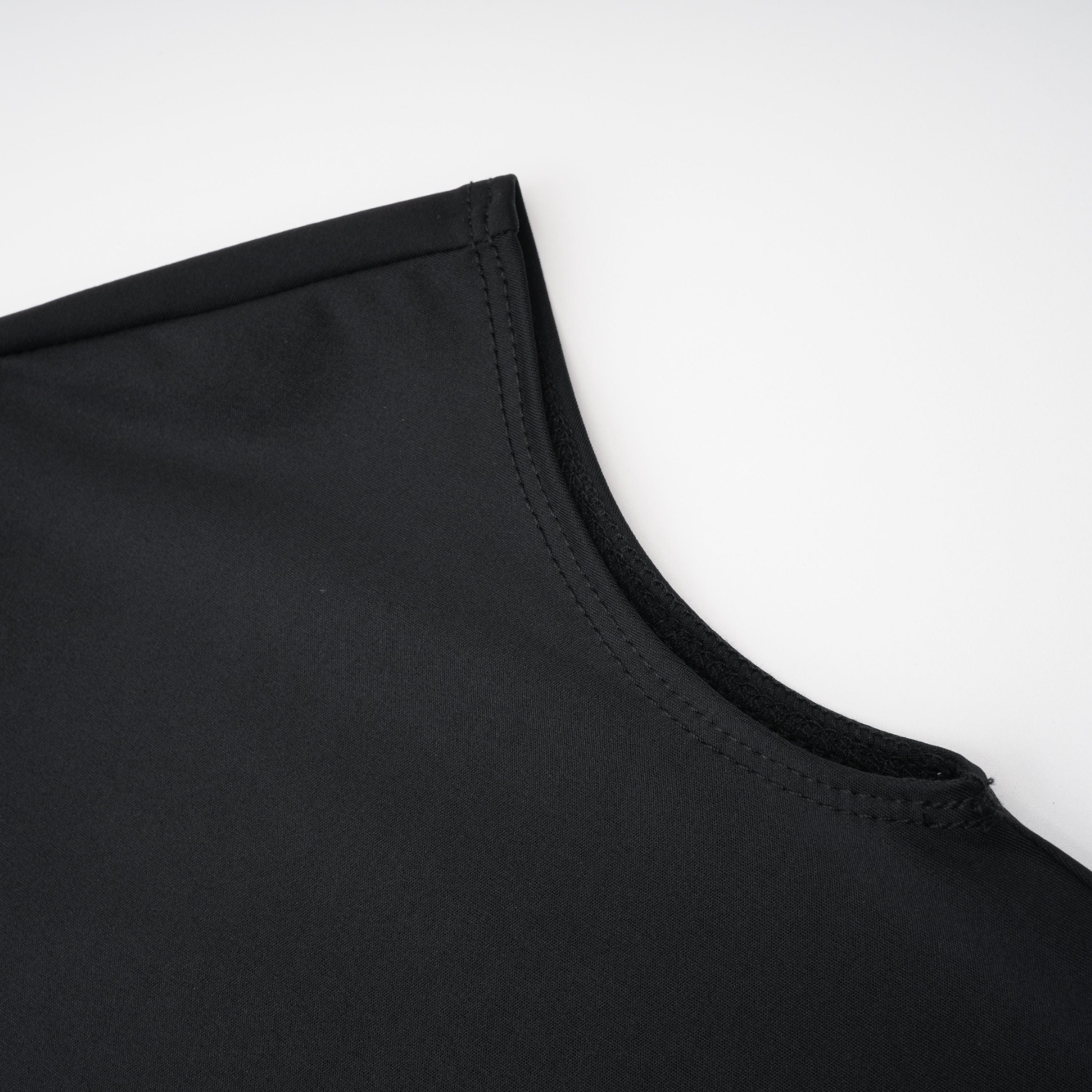 Schwarzes, langes Kleid mit hohem Schlitz und Stehkragen