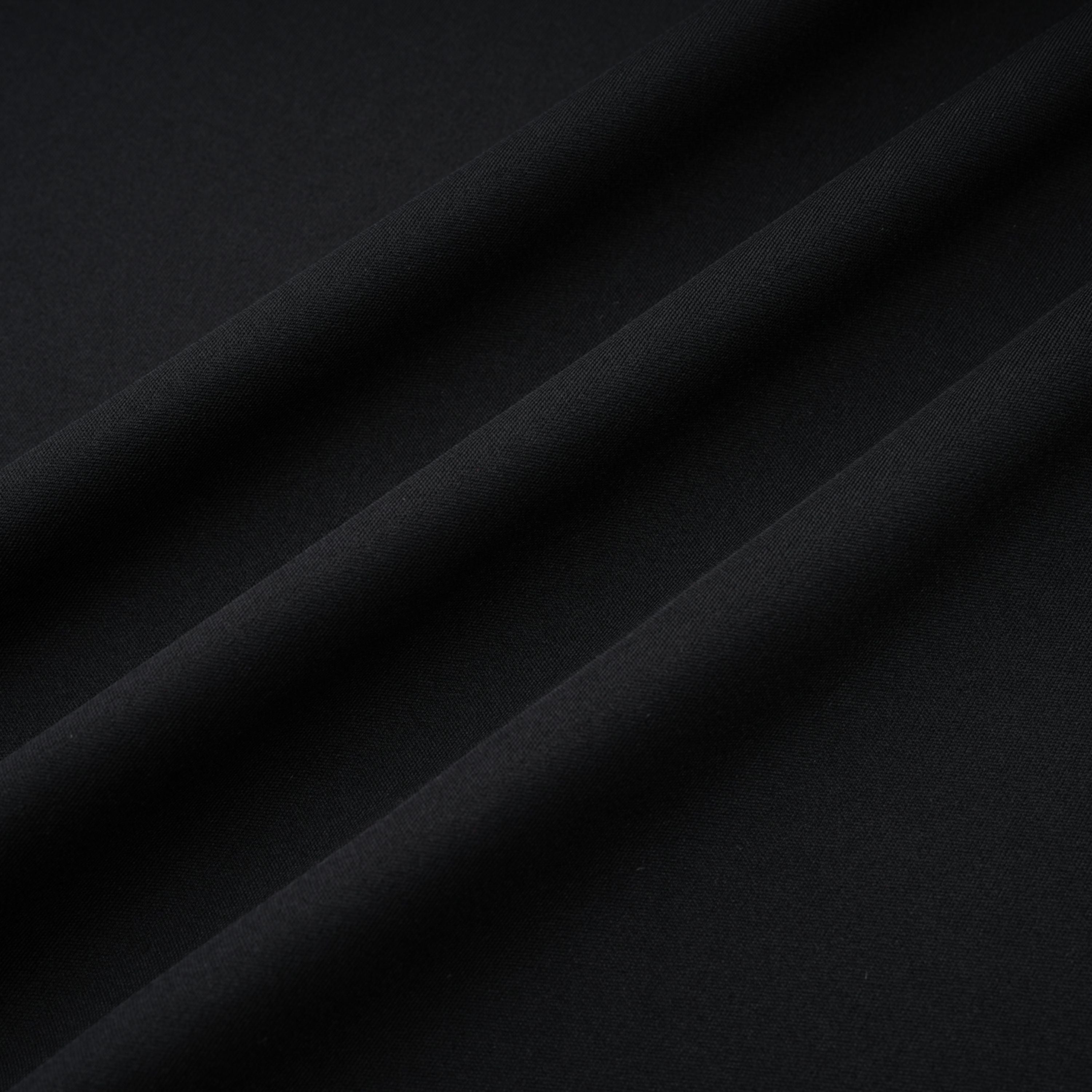 Schwarzes, langes Kleid mit hohem Schlitz und Stehkragen