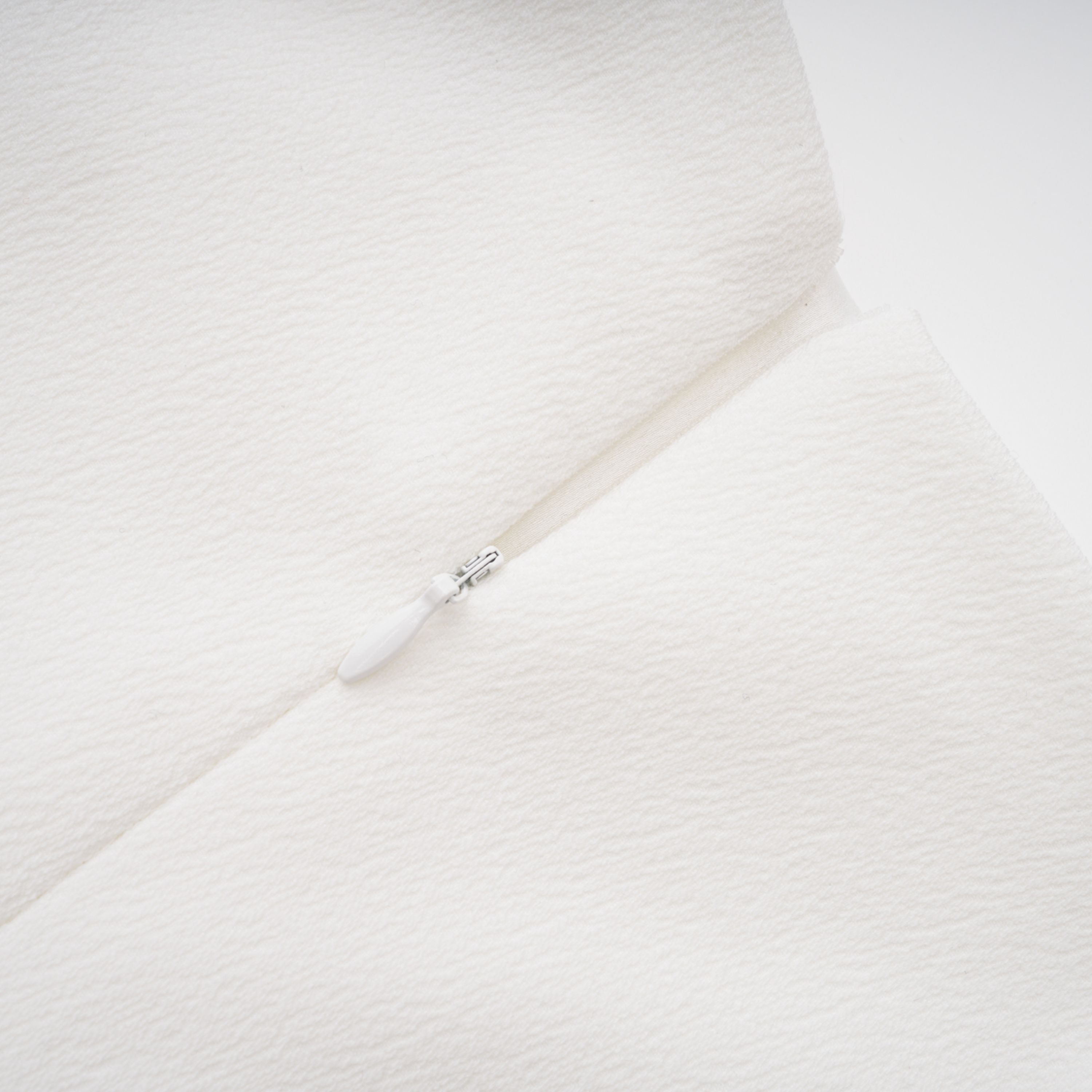 Liana Weißes asymmetrisches Midikleid mit ausgestelltem Rock