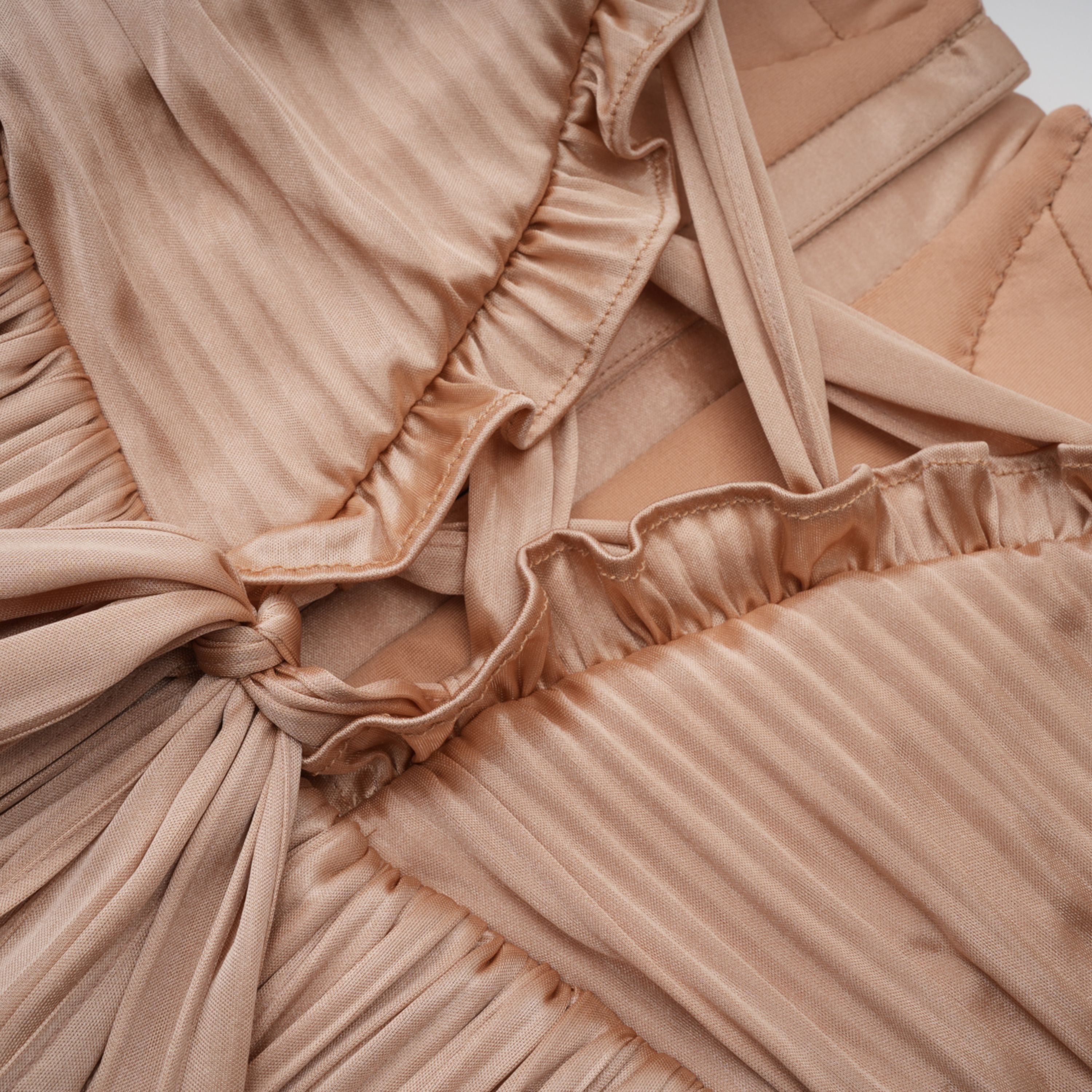 Nicoletta Gold Glänzendes Plissee-Korsett-Maxikleid