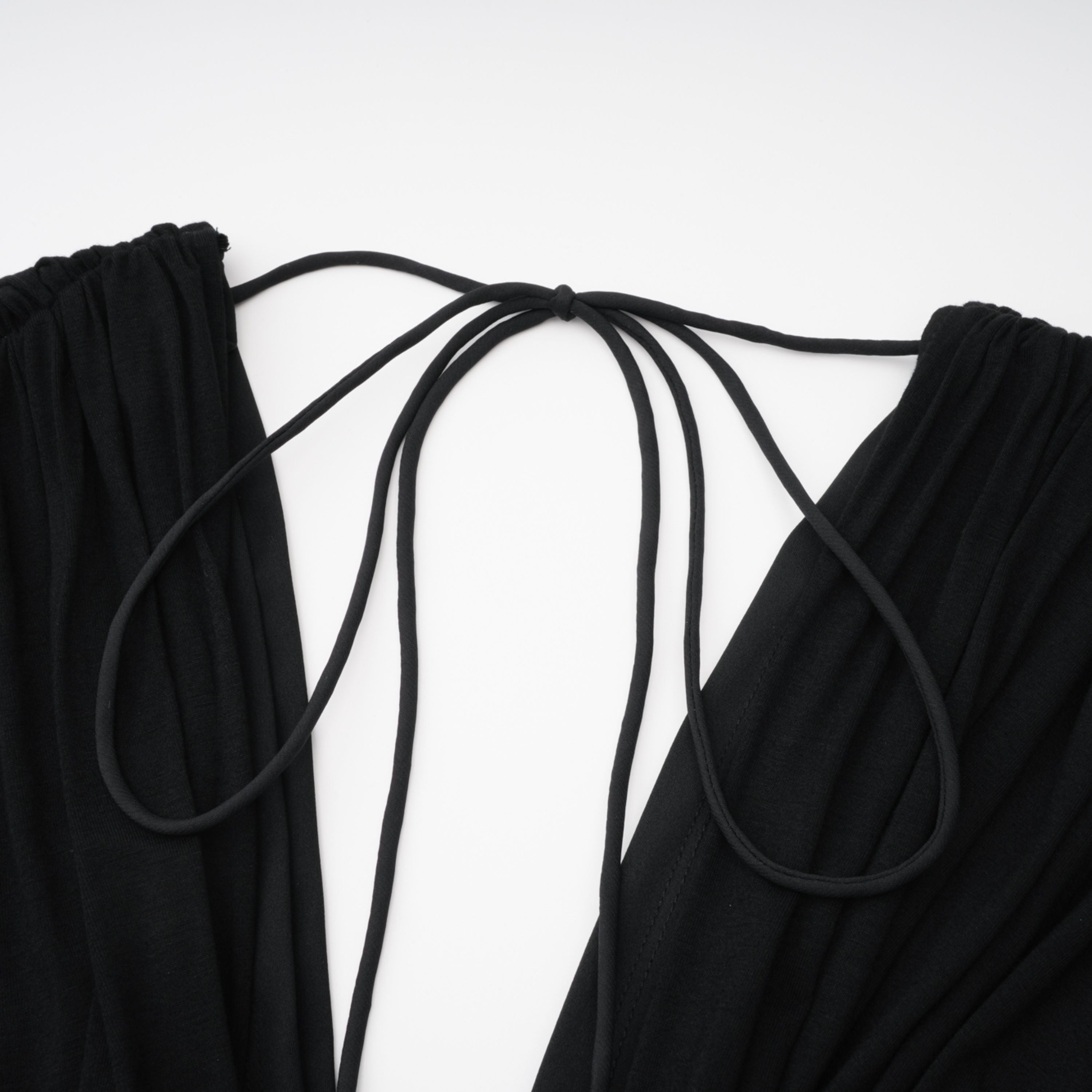 Gianina Schwarzer Jumpsuit mit tiefem V-Ausschnitt und Drapierung