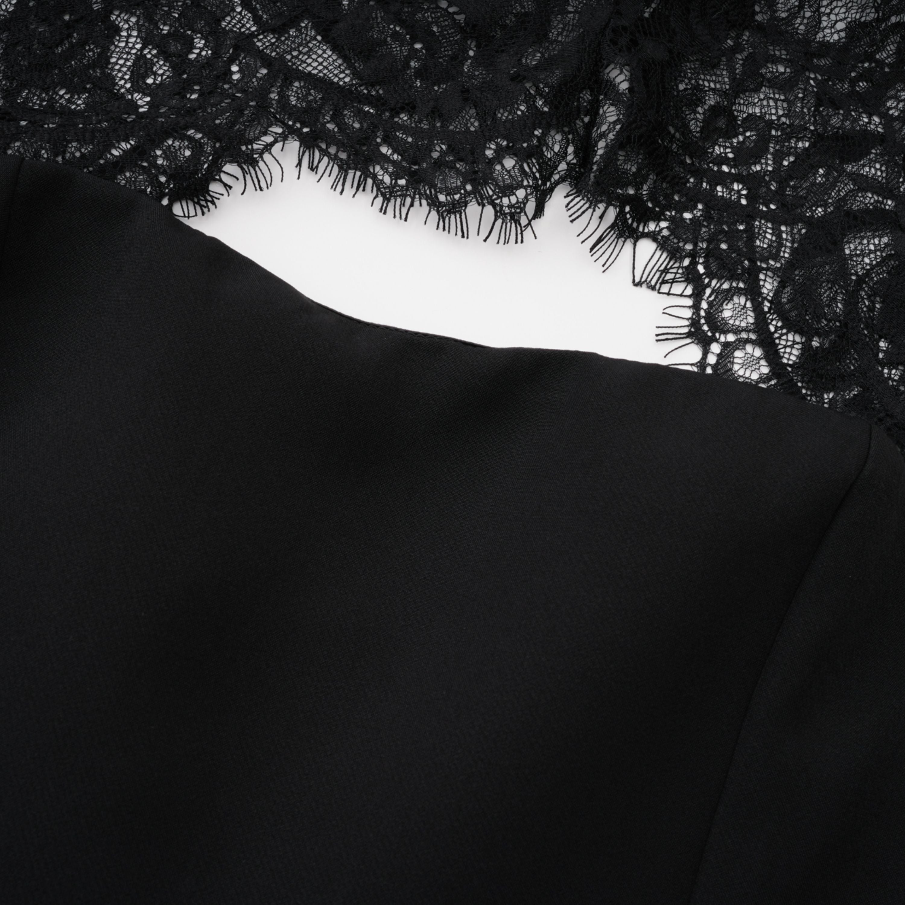 Maxikleid mit Spitzenärmeln