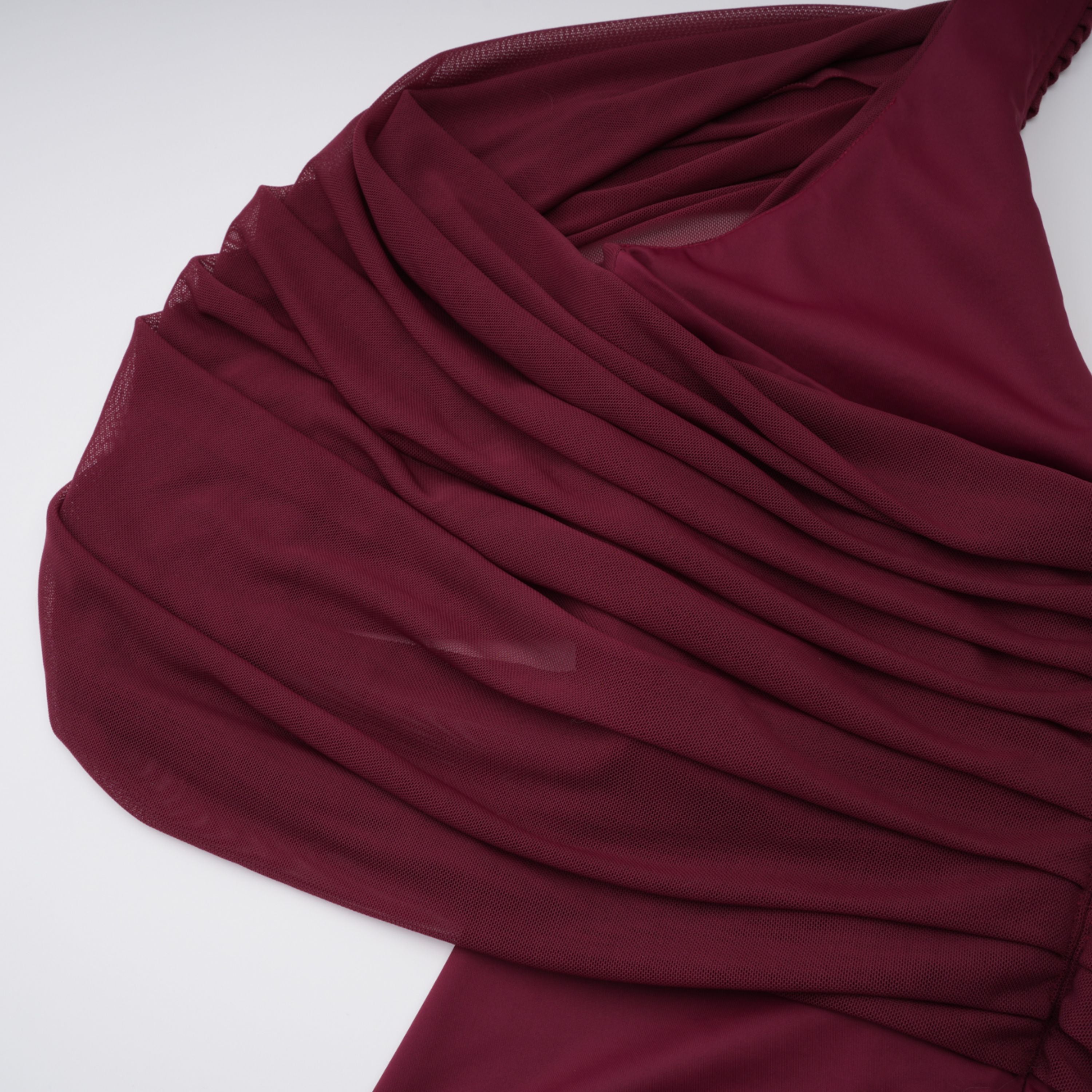 Eléa Rotes Maxikleid mit drapierten Schultern