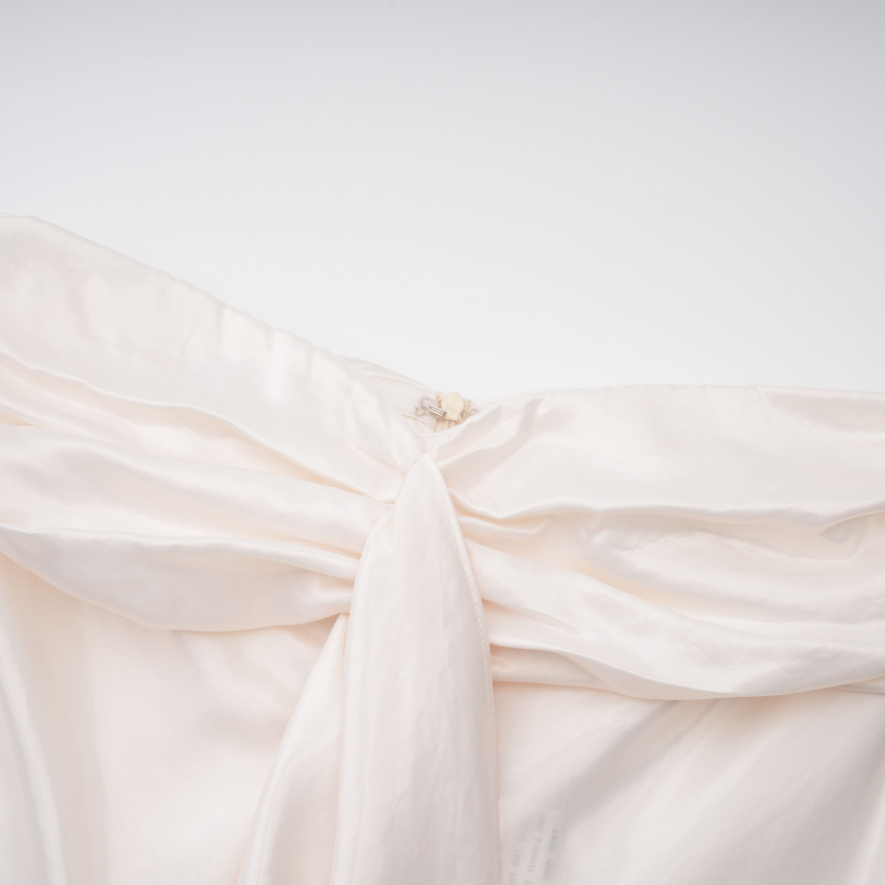 Lilla Beige trägerloses Maxikleid aus Satin mit Rüschen