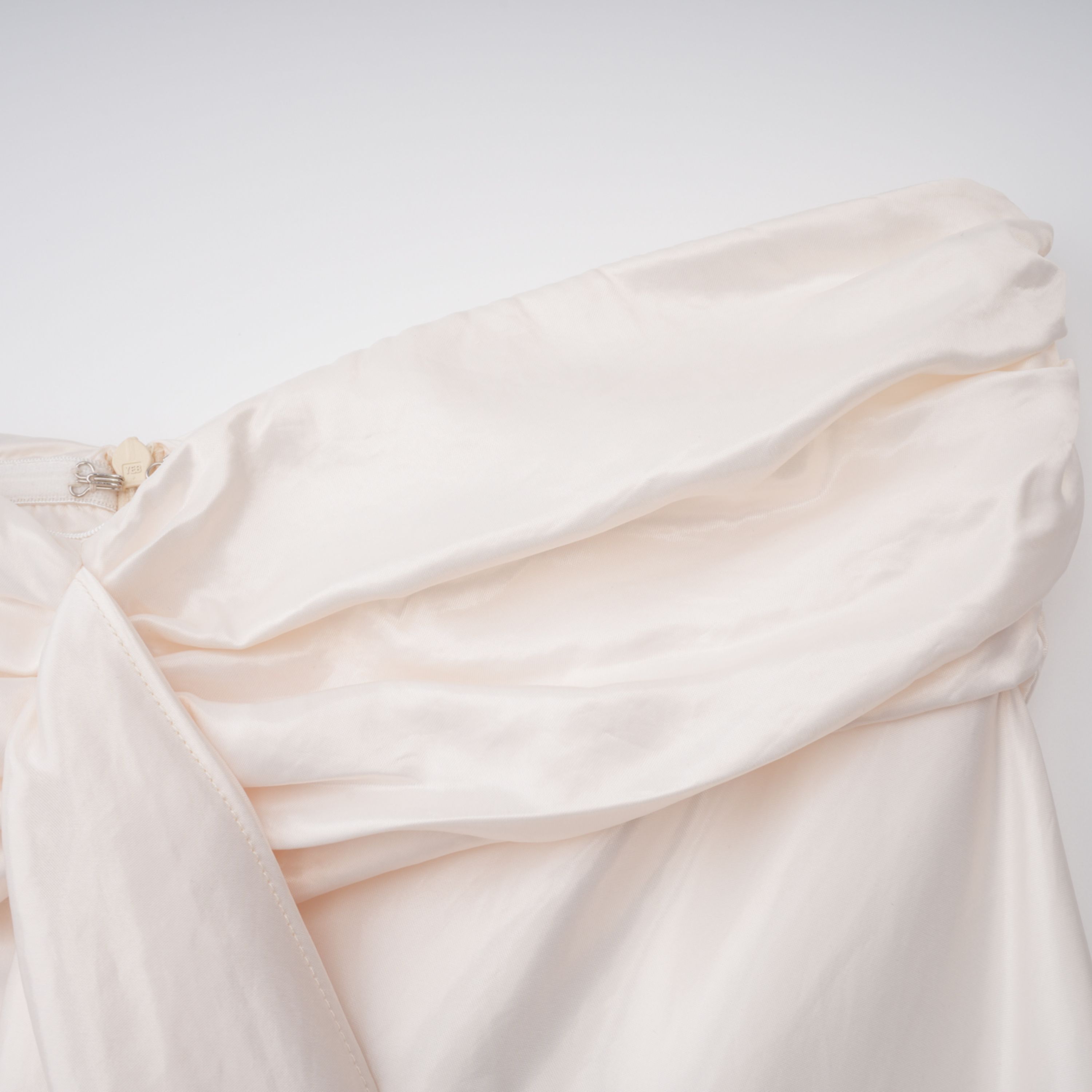 Lilla Beige trägerloses Maxikleid aus Satin mit Rüschen