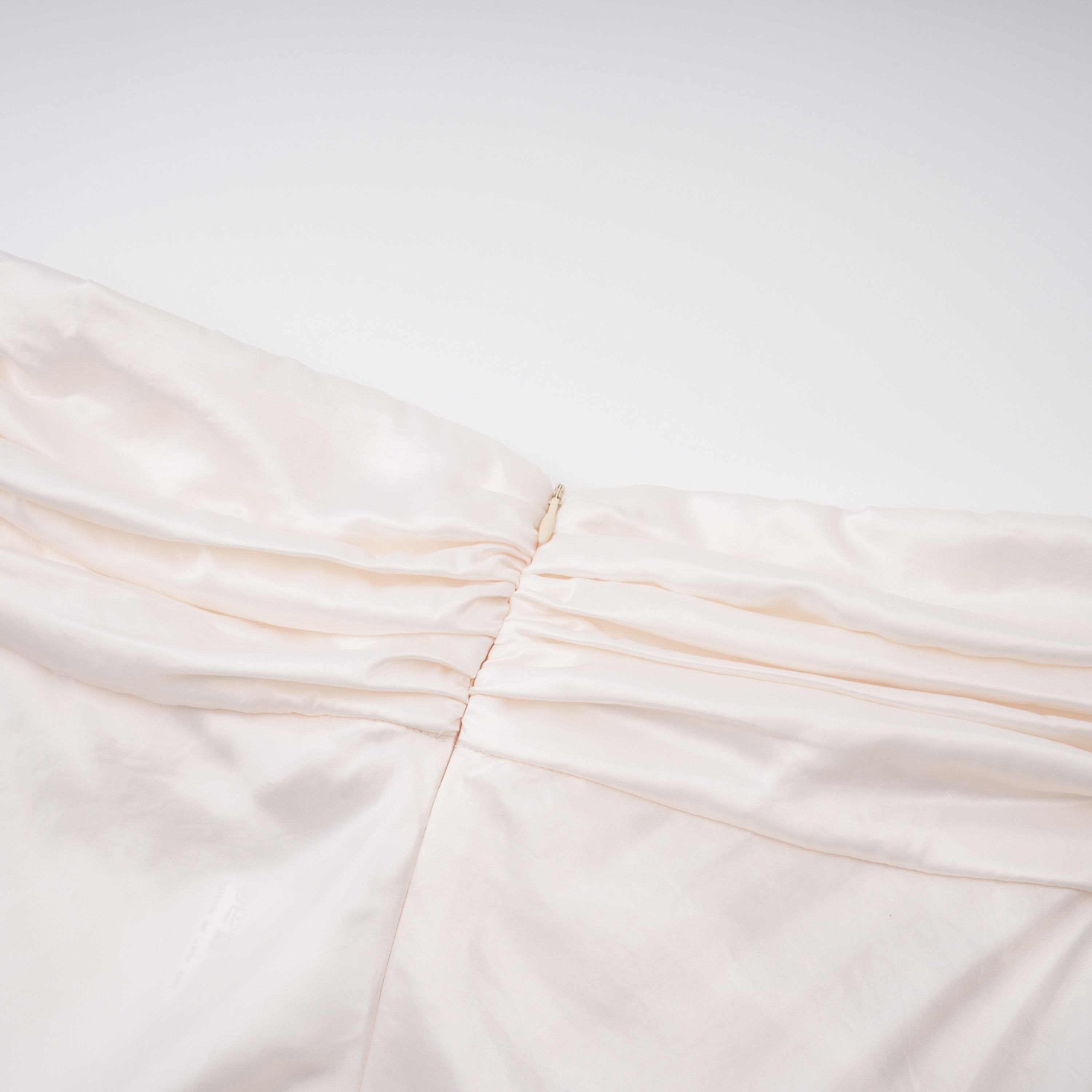 Lilla Beige trägerloses Maxikleid aus Satin mit Rüschen