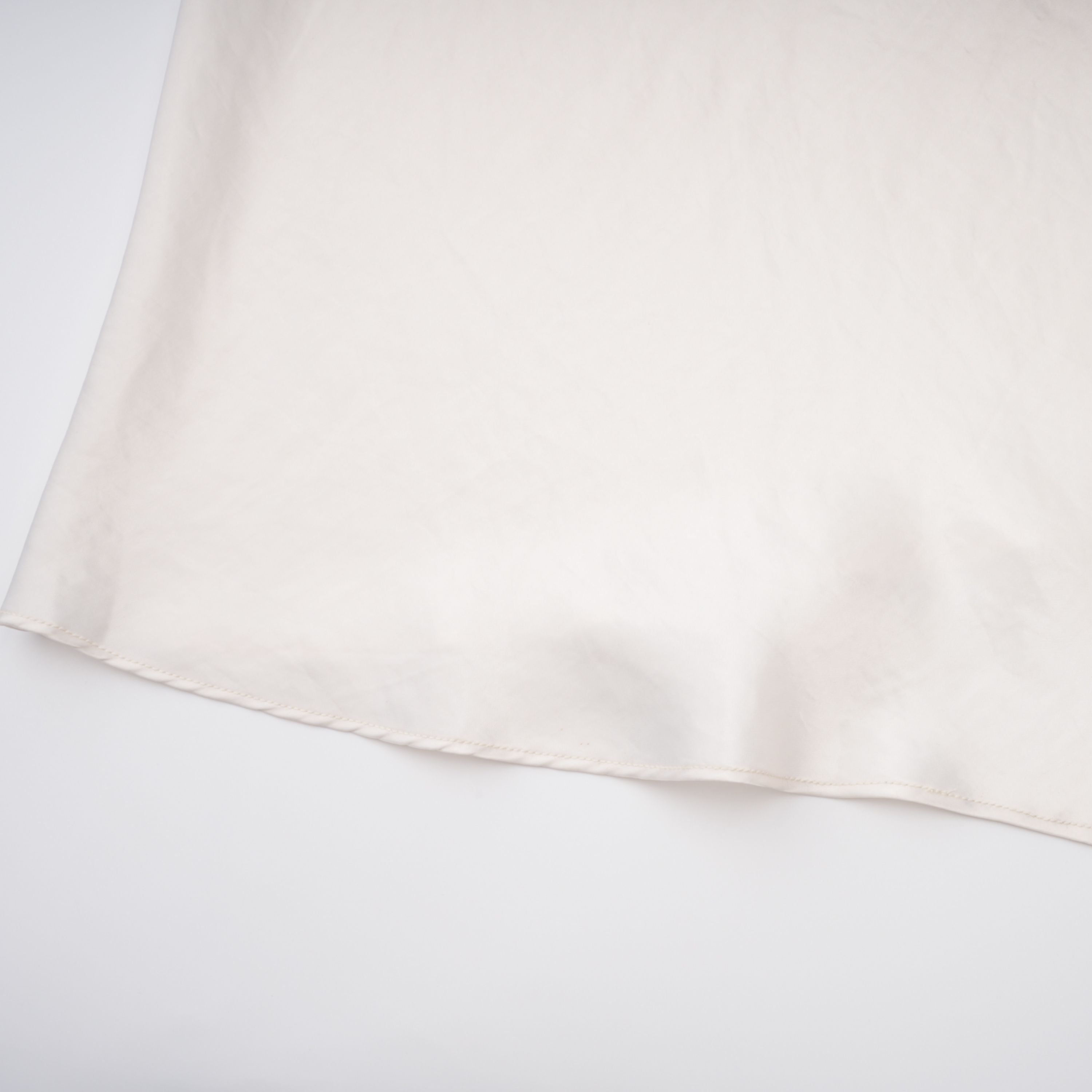 Lilla Beige trägerloses Maxikleid aus Satin mit Rüschen