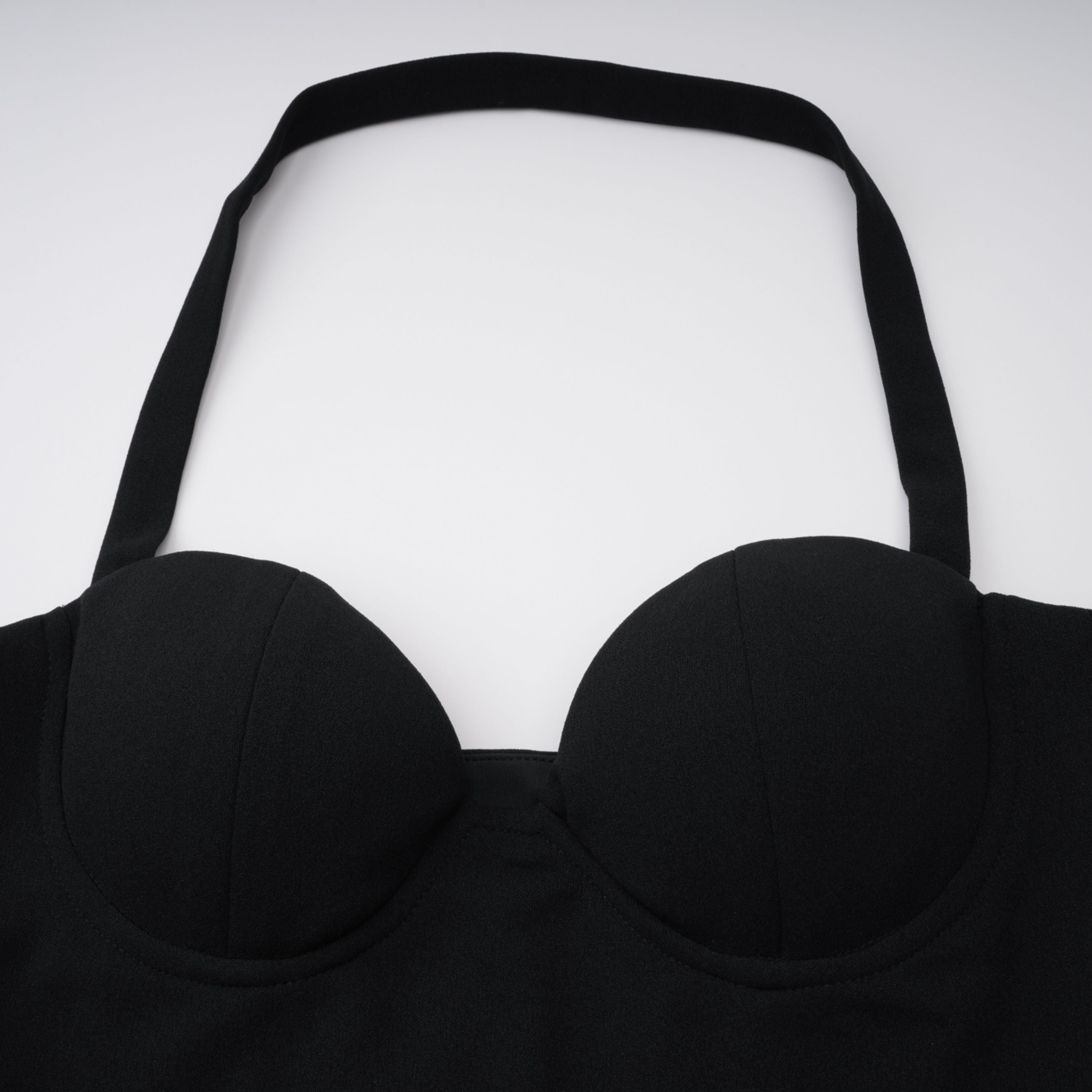 Kaelin Schwarzes Maxikleid mit Neckholder und Cut-outs