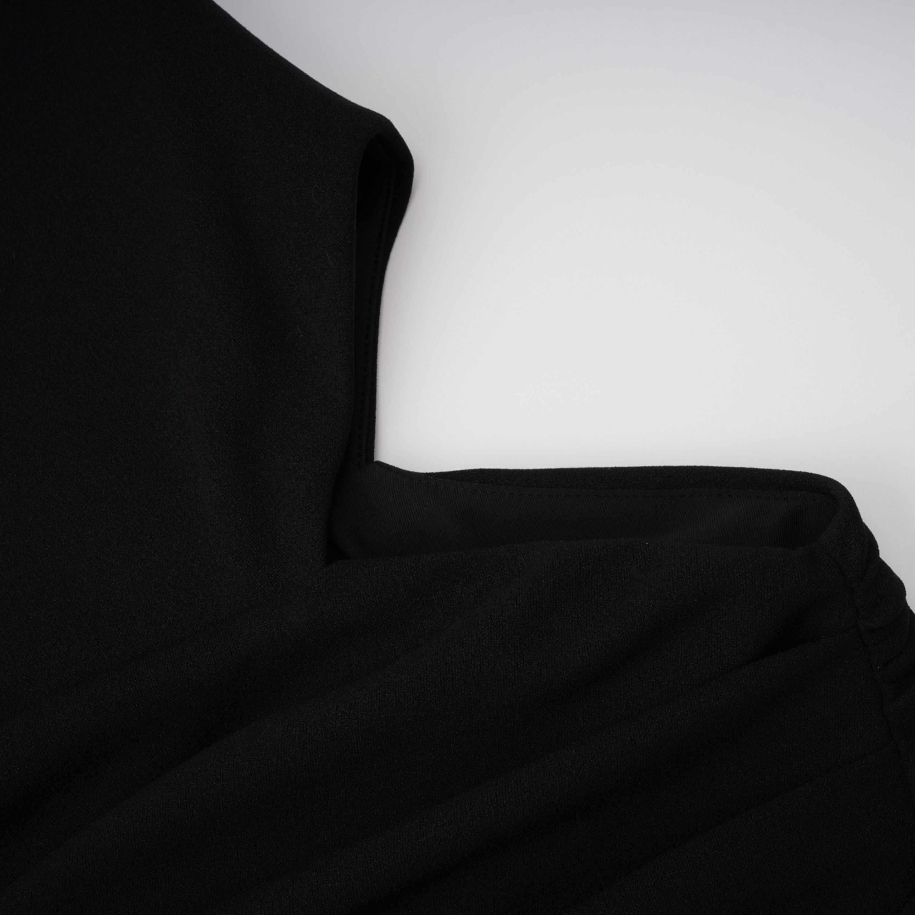 Kaelin Schwarzes Maxikleid mit Neckholder und Cut-outs