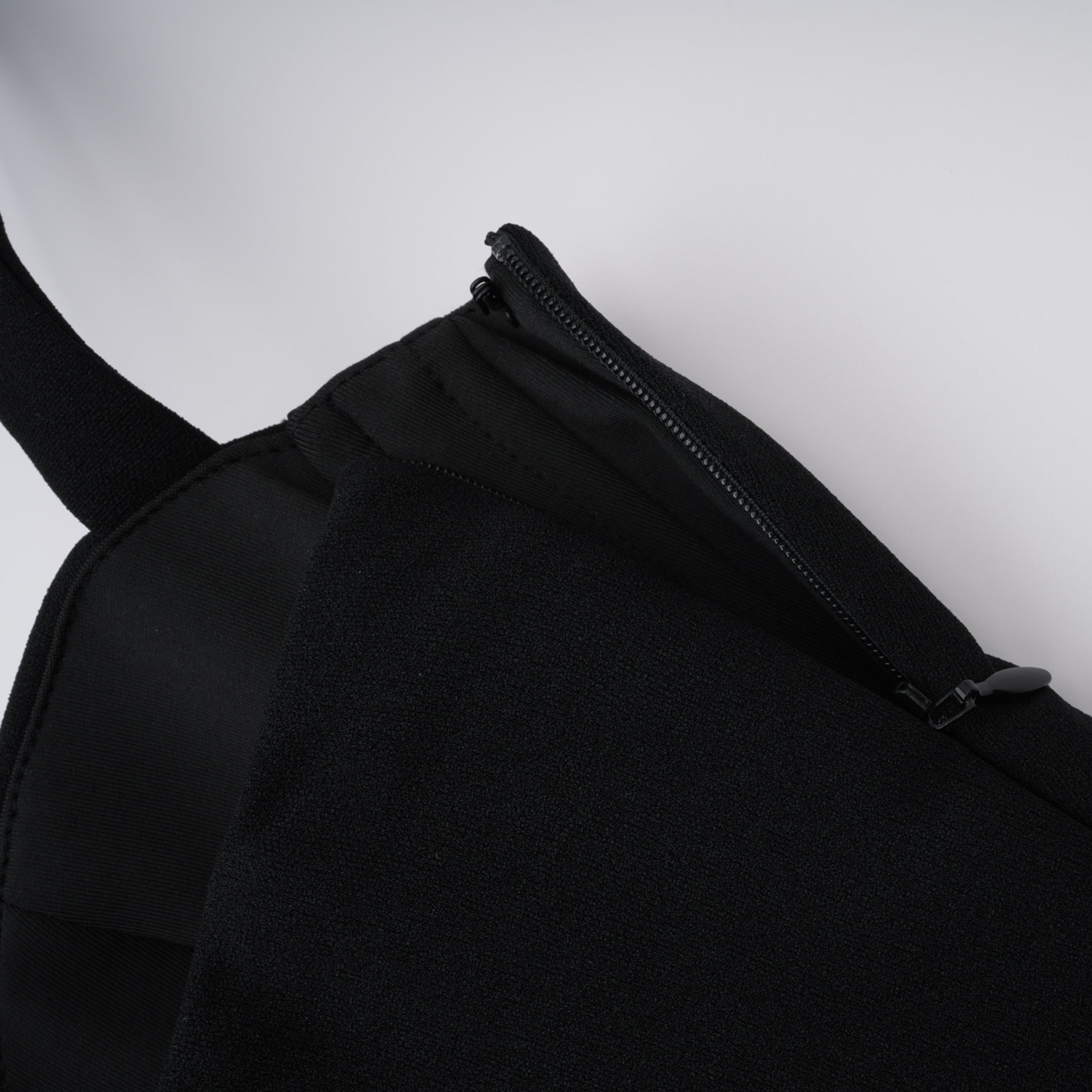 Kaelin Schwarzes Maxikleid mit Neckholder und Cut-outs