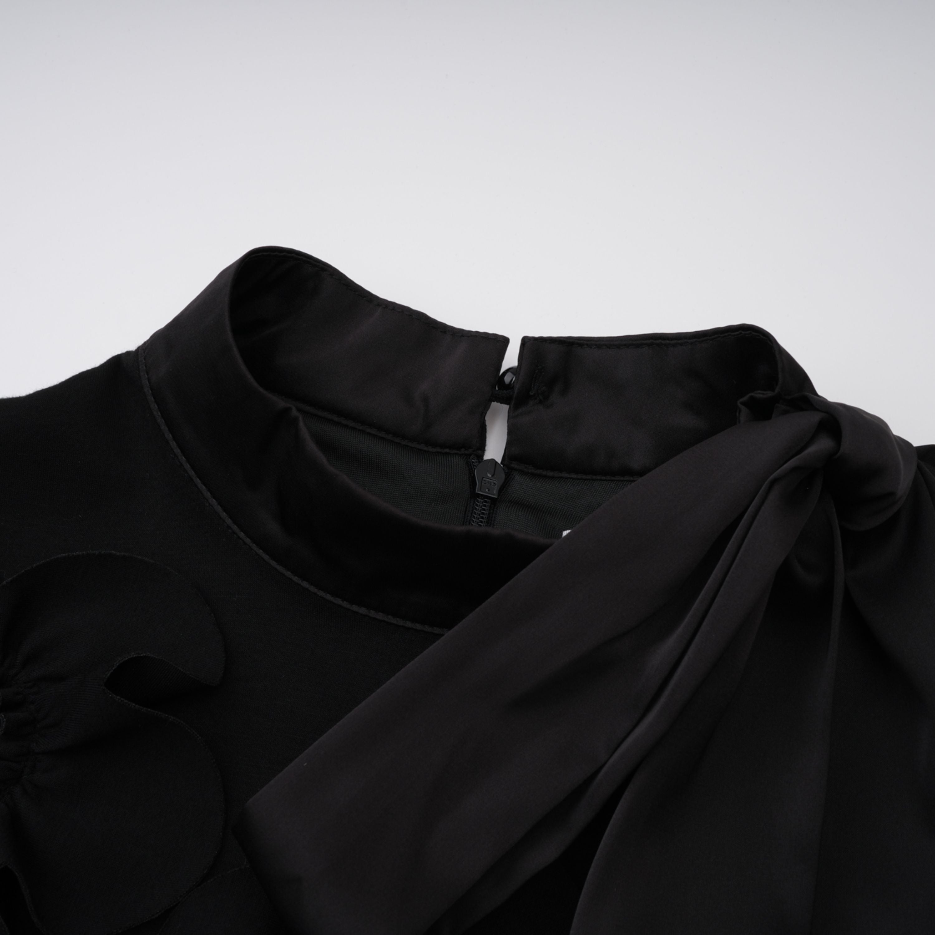 Isidora Schwarzes Maxikleid mit Schleife und Blumenapplikation