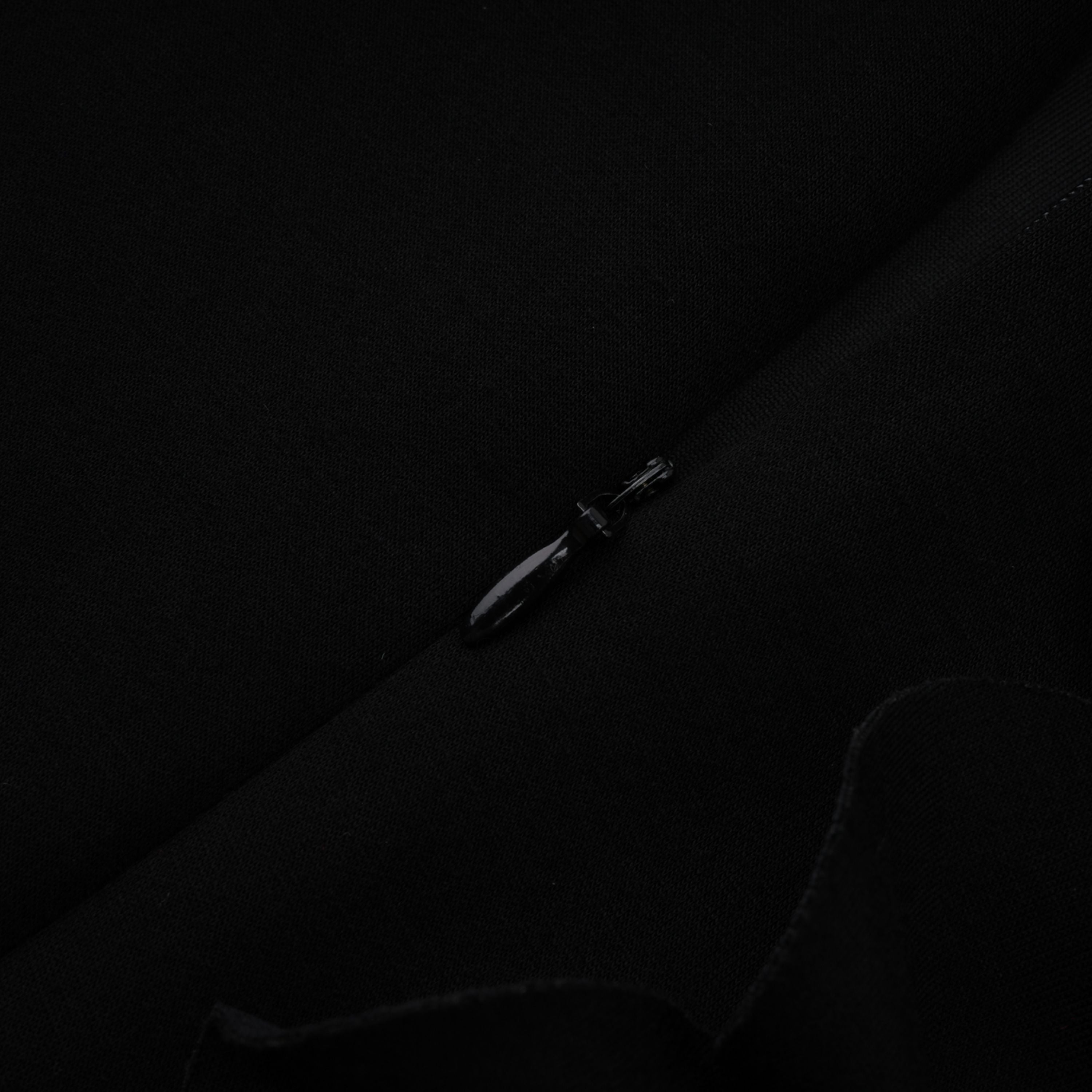 Isidora Schwarzes Maxikleid mit Schleife und Blumenapplikation