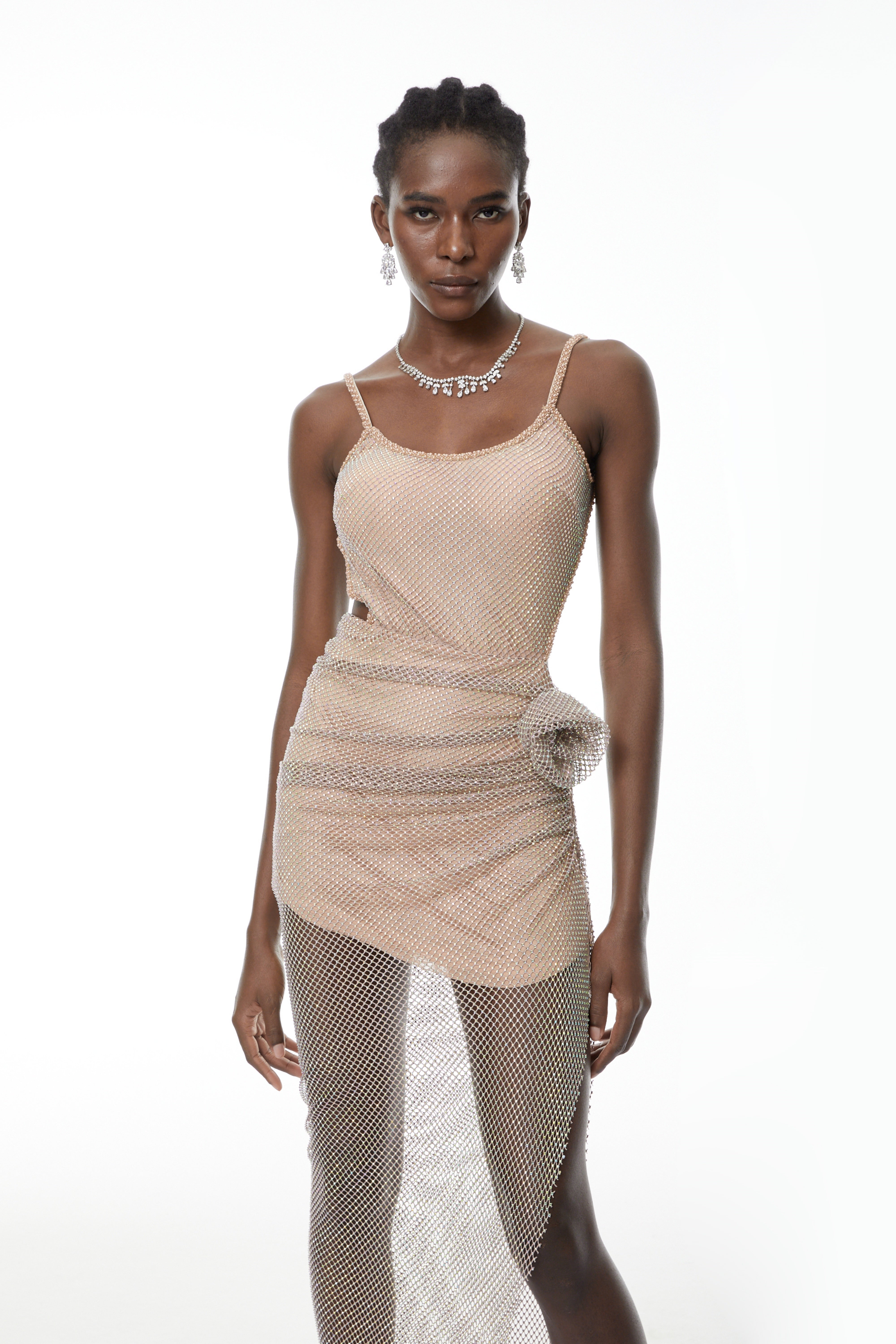 Eliza Champagnerfarbenes Maxikleid mit Strassverzierung und Rüschen