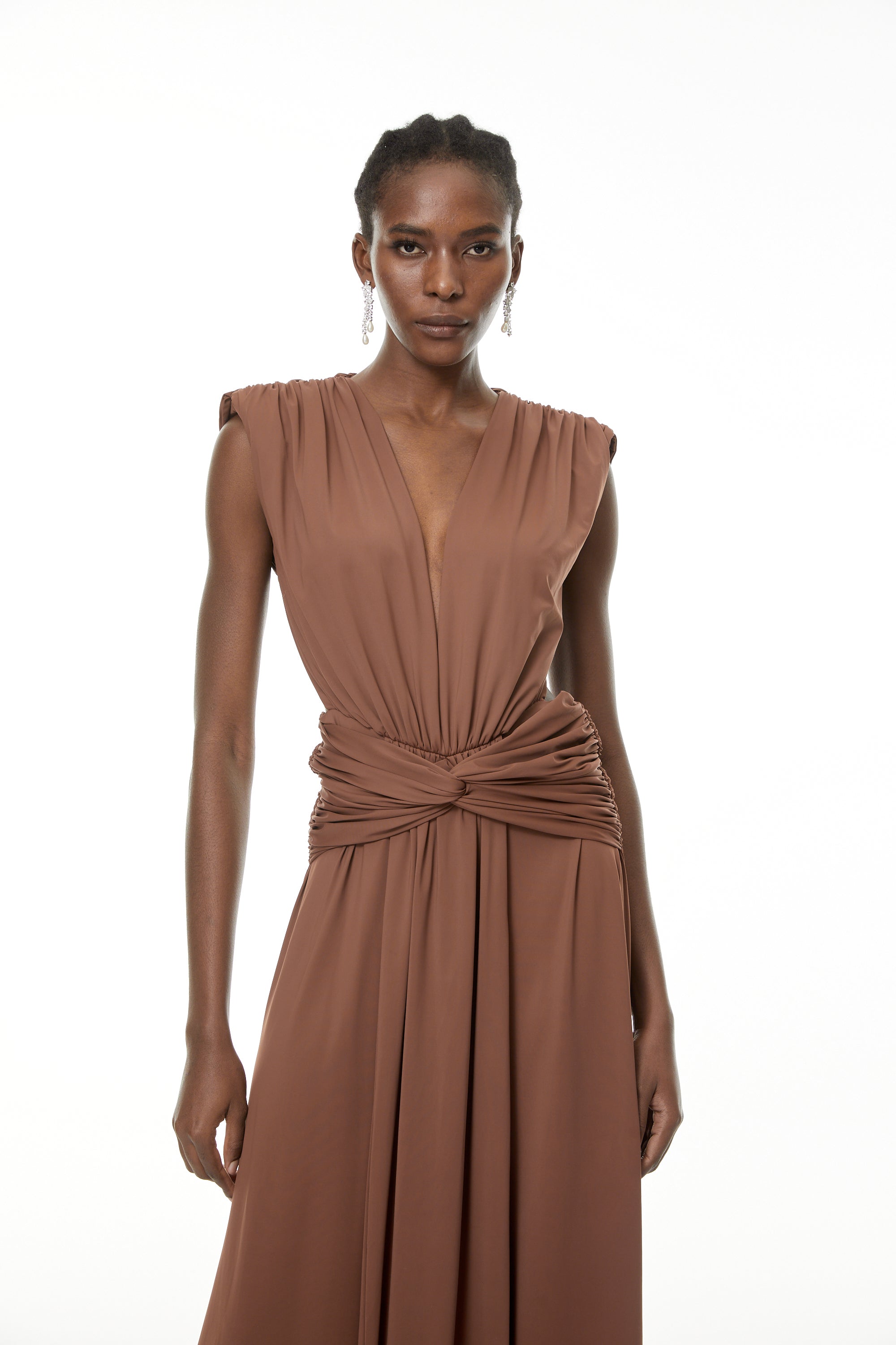 Else Brown Maxikleid mit tiefem V-Ausschnitt und gedrehtem Design